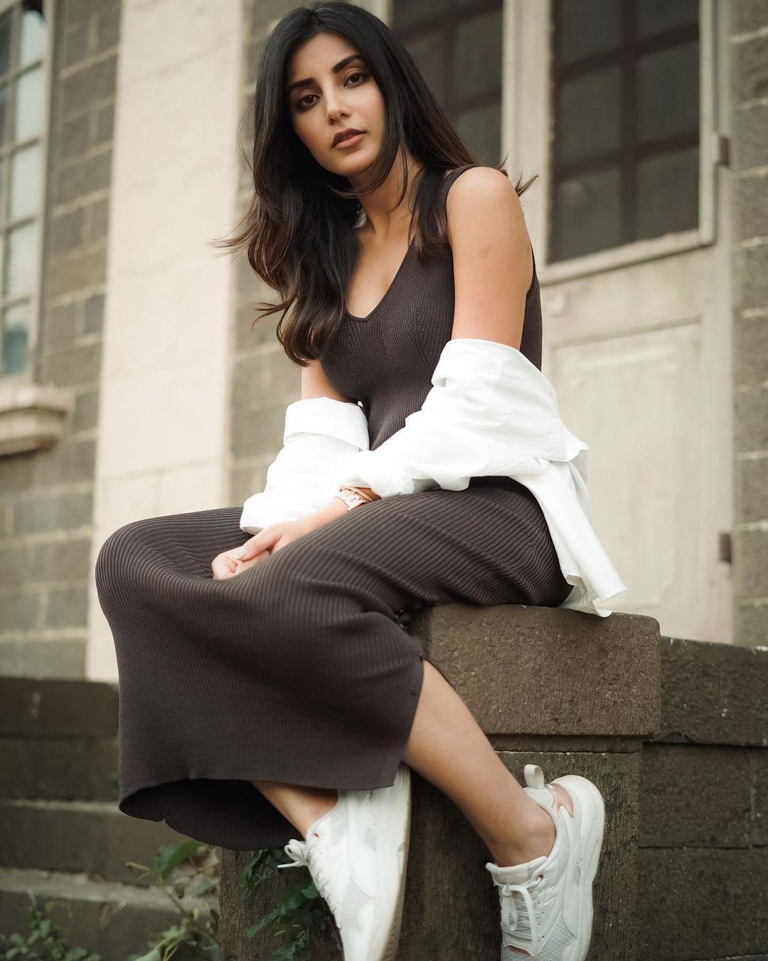 Bollywood actress Harshita Gaur latest hot photos | looking very attractive and glamours photos
