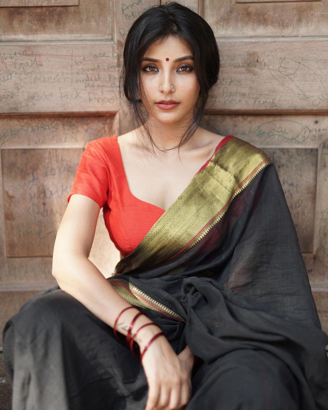 Bollywood actresses Harshita Gaur in saree glamours photos| beautiful and glamours picture