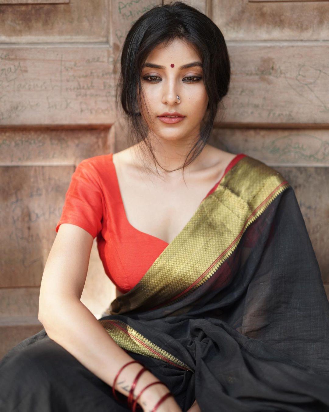 Bollywood actresses Harshita Gaur in saree glamours photos| looking very attractive and cute stills
