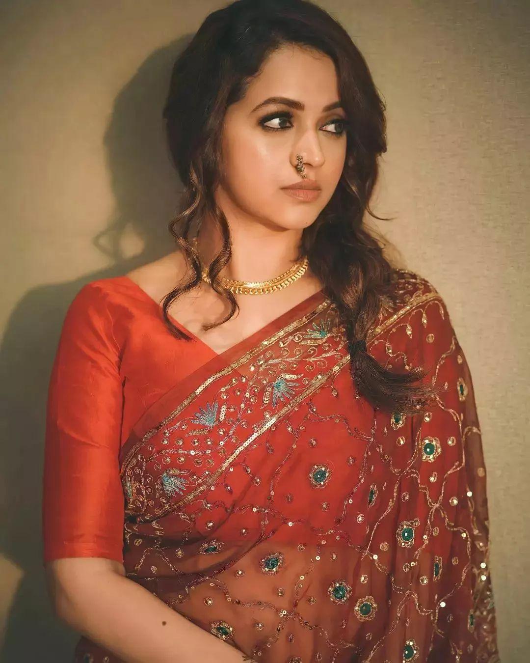 South Indian Actress Bhavana in saree exclusive latest hot photos | looking very attractive and cute photoshoot