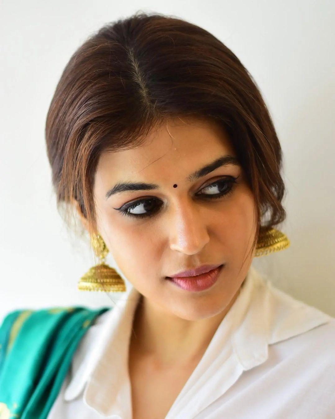 South Indian Actress Shraddha Das in saree exposing navel hot photos | latest hot and sexy photoshoot