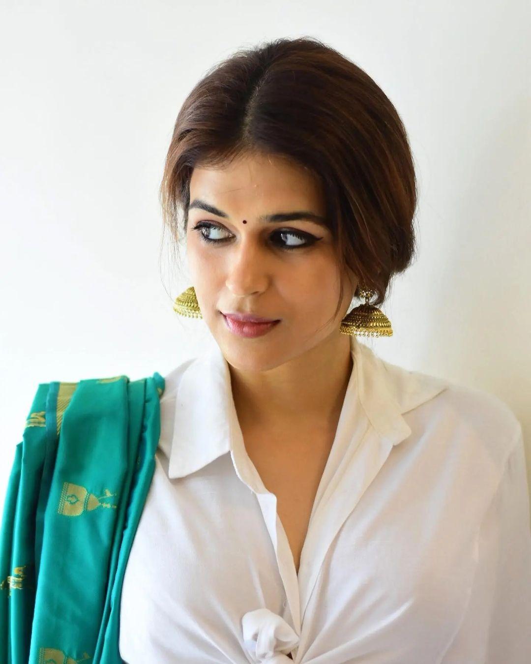 South Indian Actress Shraddha Das in saree exposing navel hot photos | unseen very glamours and sexy photos