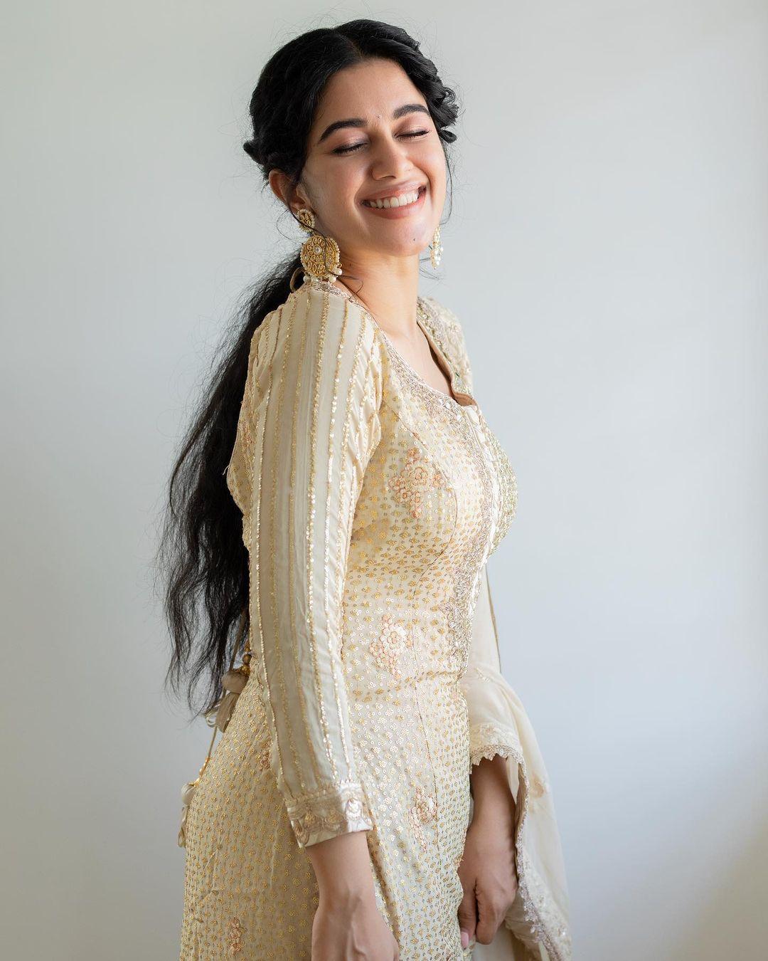 Tamil actress Mirnalini Ravi latest hot and sexy photoshoot | hot and sexy photoshoot