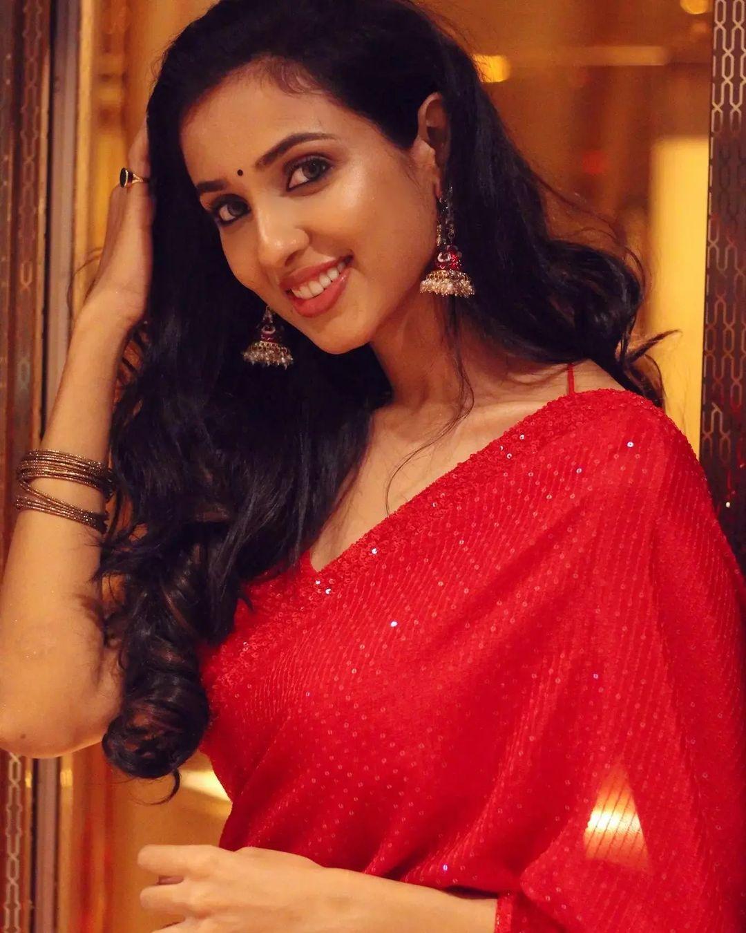 Tamil actress Riya Suman in the red saree hot and sexy photos | latest hot and sexy photos