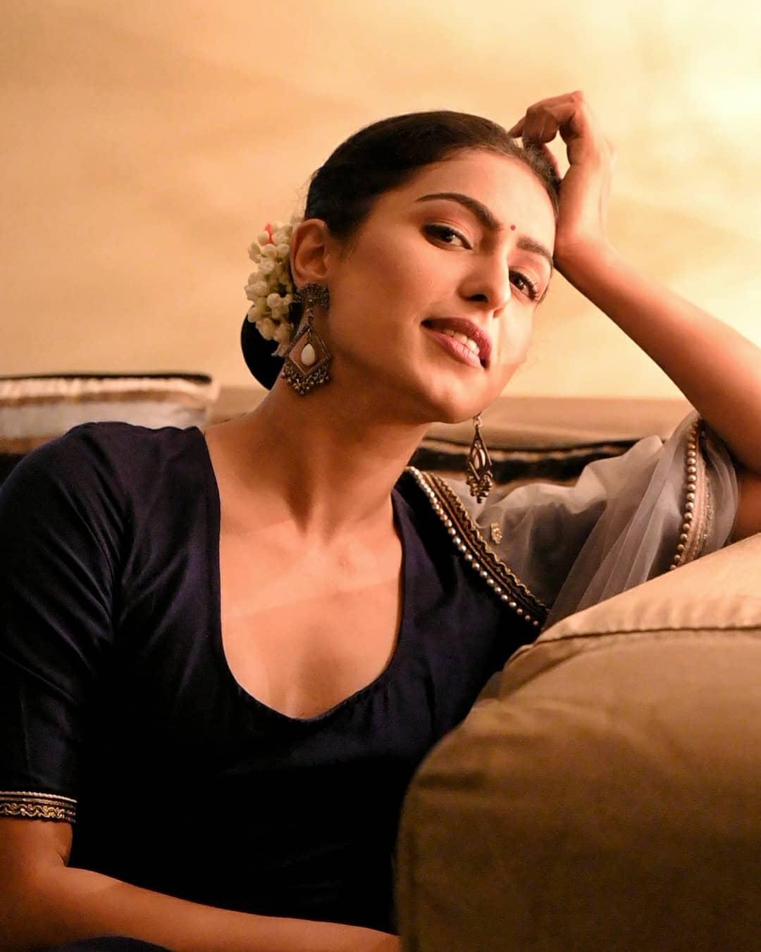 Tamil actress Samyuktha Hegde beautiful and cute picture | very cute and sexy photoshoot