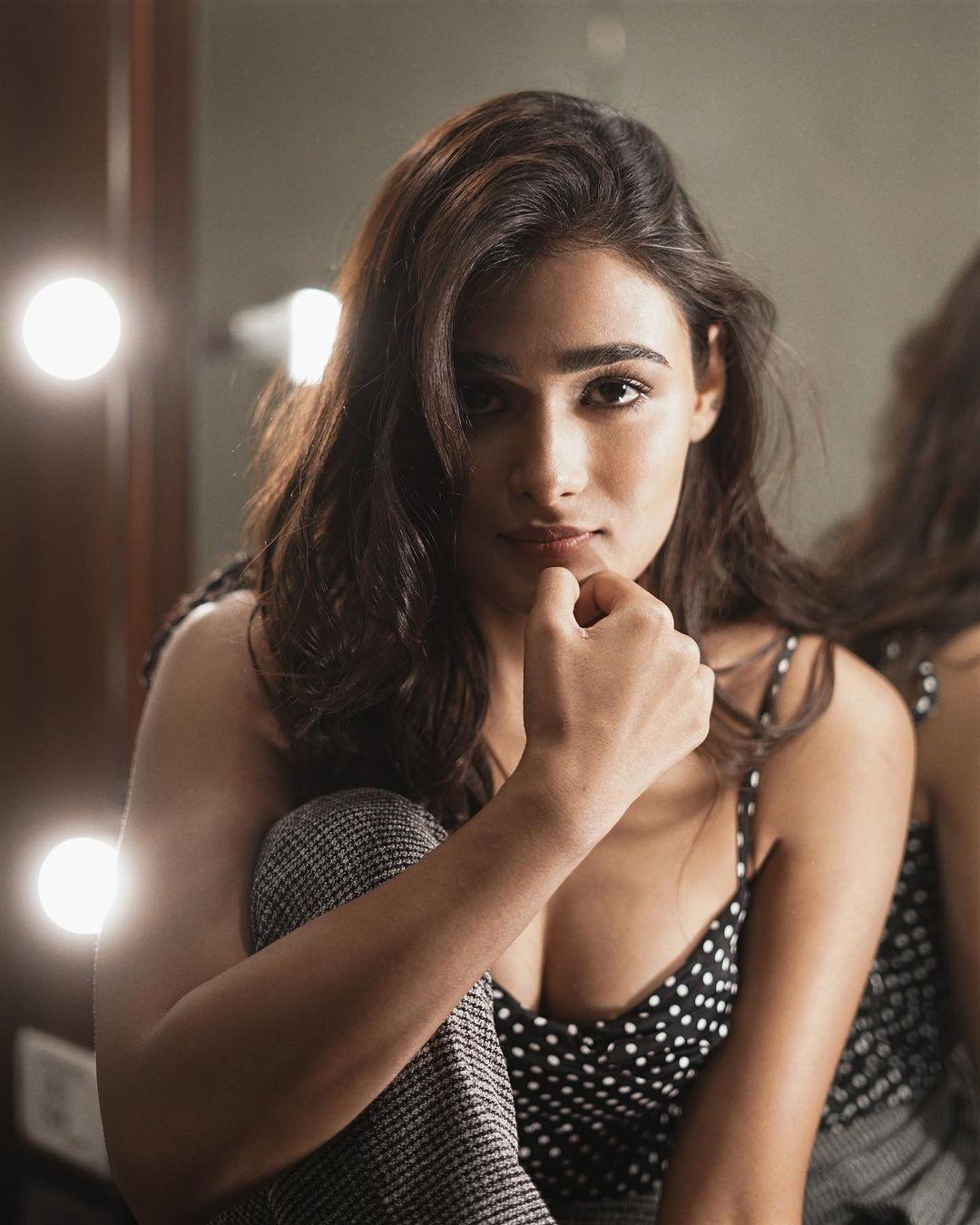 Telugu Actress Shalini Pandey beautiful and sexy stills | very glamours and cute stills