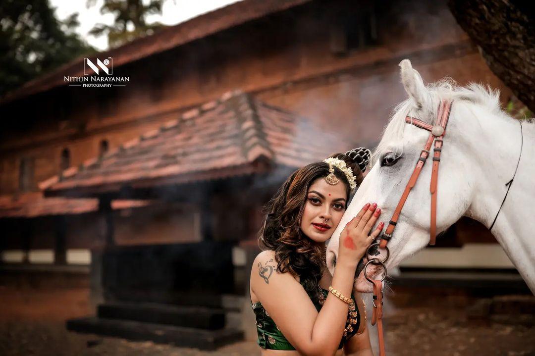 Malayalam actress Anusree in unniyarcha looking very glamours photos| beautiful and glamours picture