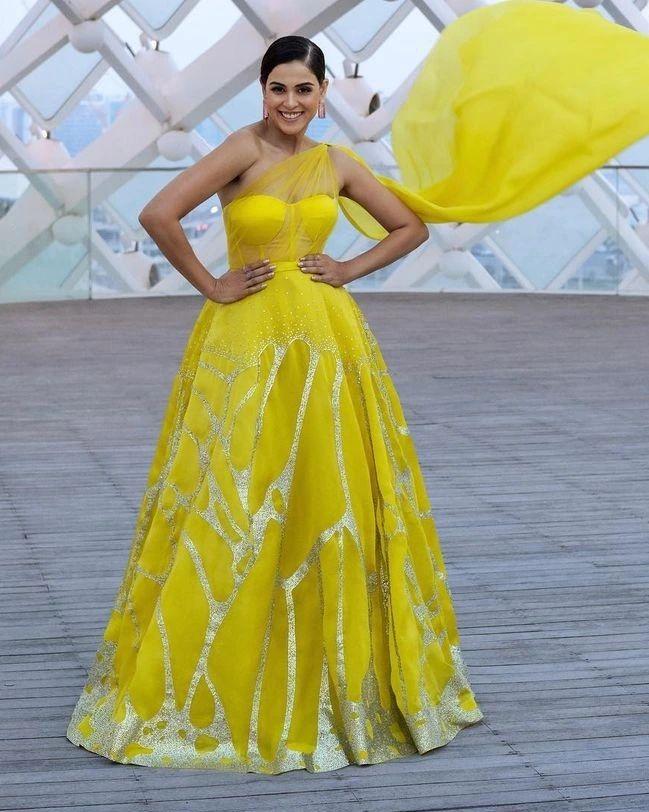 Bollywood actresses Genelia D'Souza exclusive hot and sexy photoshoot|looking very attractive and cute stills