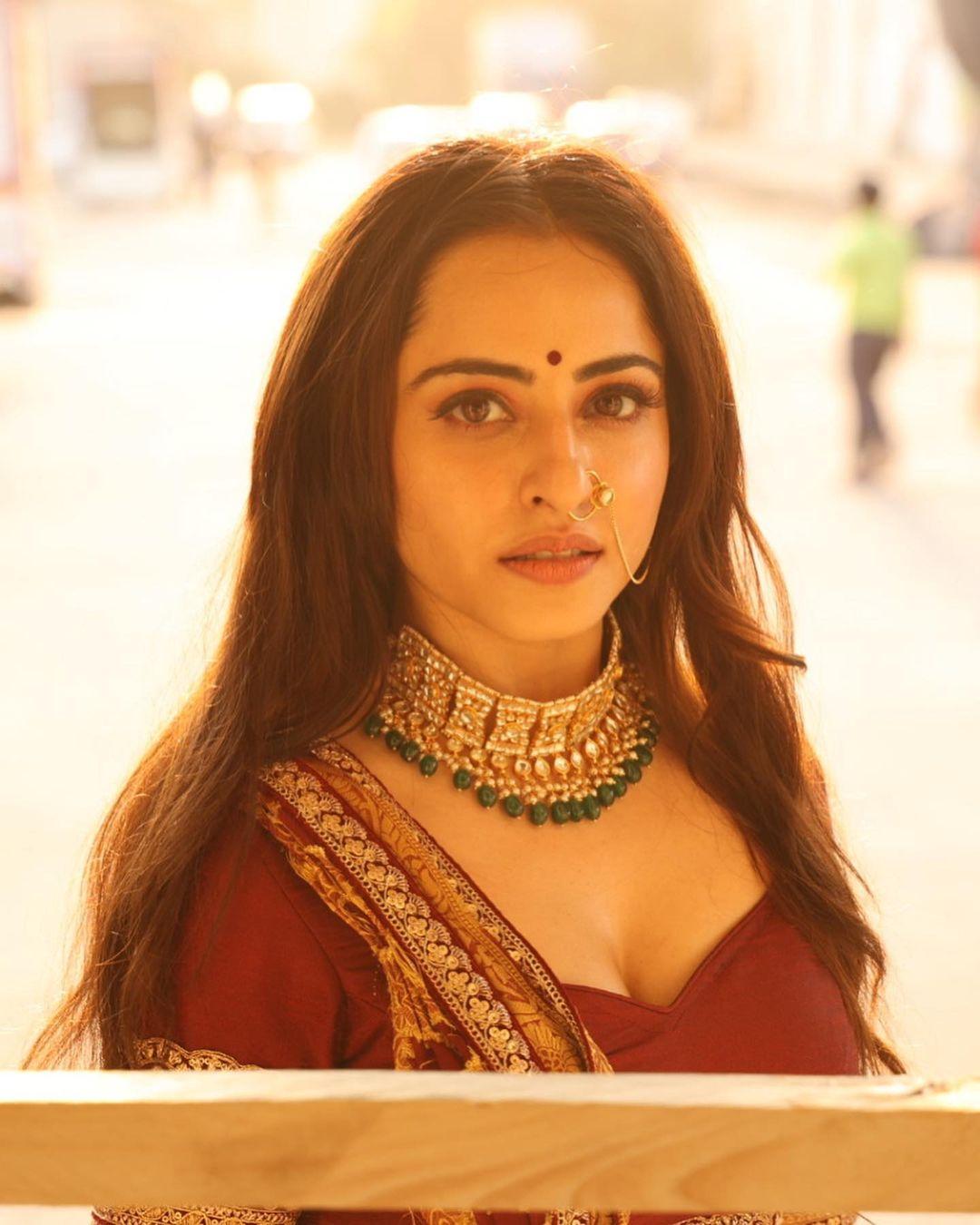 television actress Niyati Fatnani looking very glamours photos | beautiful and glamours photos