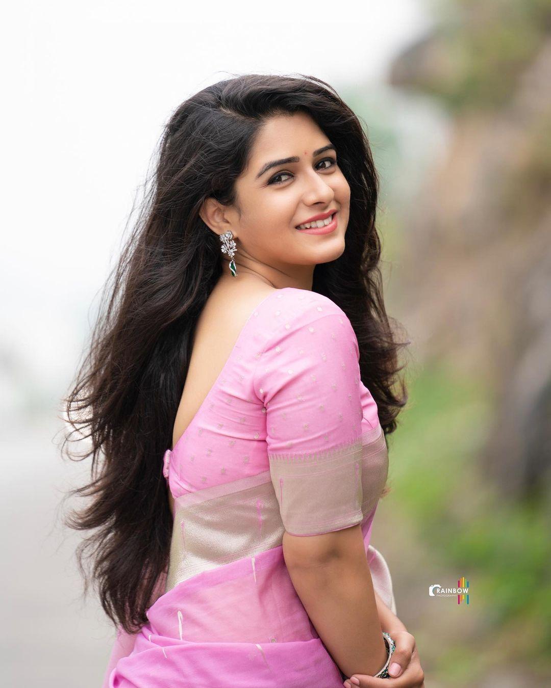 Kannada television actress Supritha Sathyanarayan in Pink saree hot photos| latest hot and sexy stills