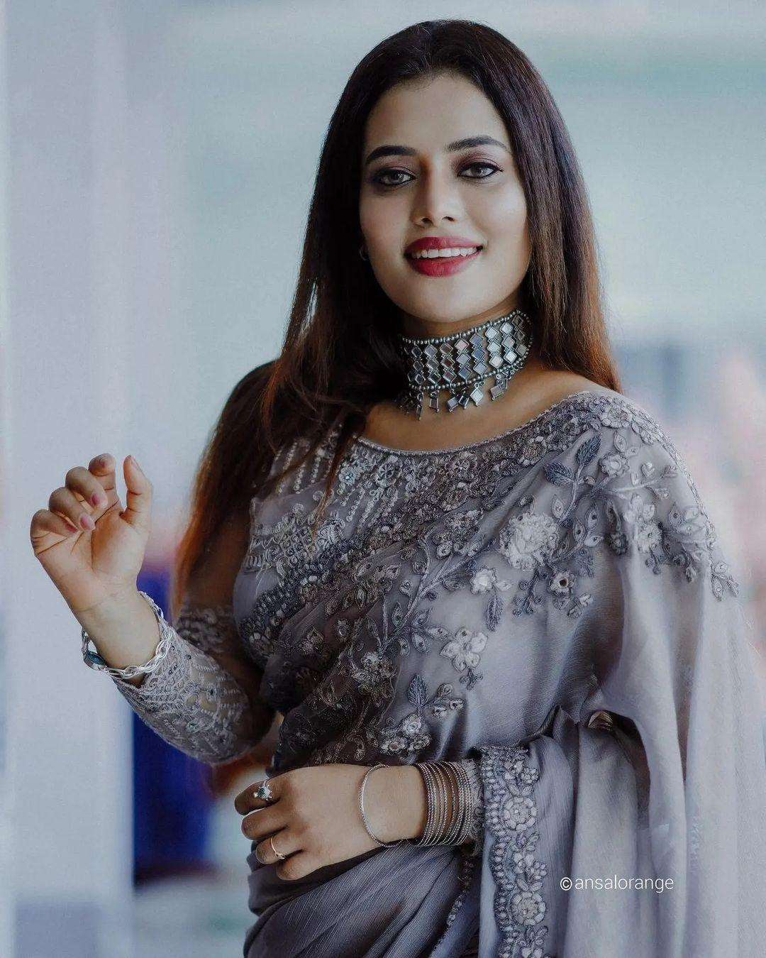 Malayalam Bigboss frame Remya Panicker in saree latest hot photos | latest hot and sexy photos