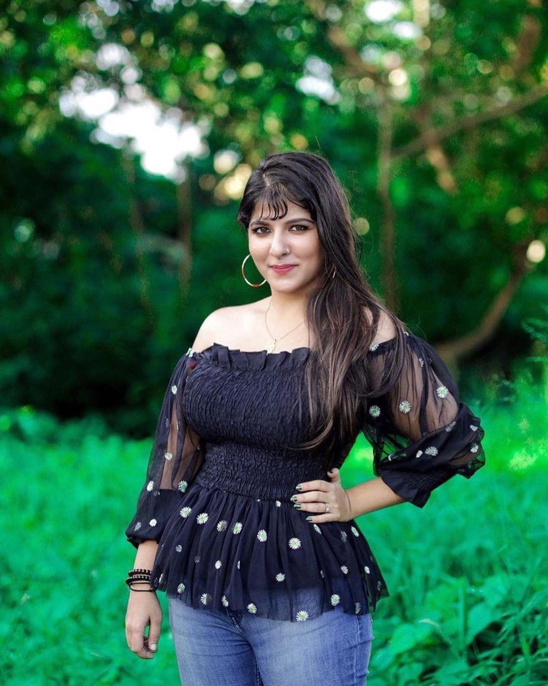 Malayalam actress Aswathy in black saree hot and spicy stills | very attractive and cute stills