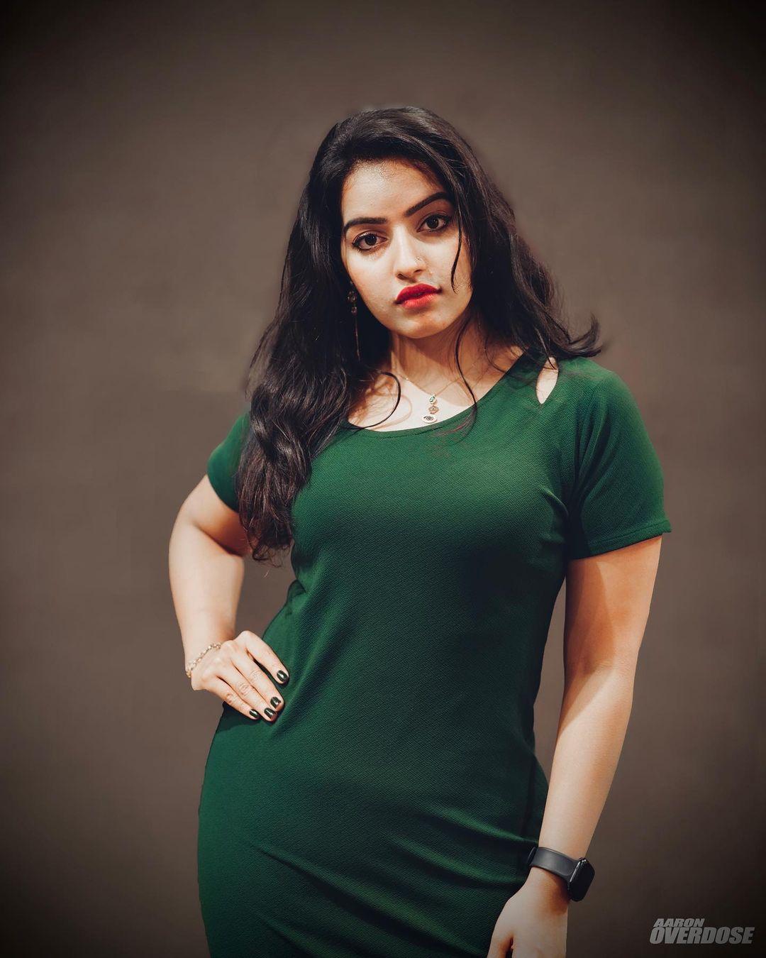 Malayalam actress Malavika Menon latest beautiful and glamours picture| beautiful and glamours photos