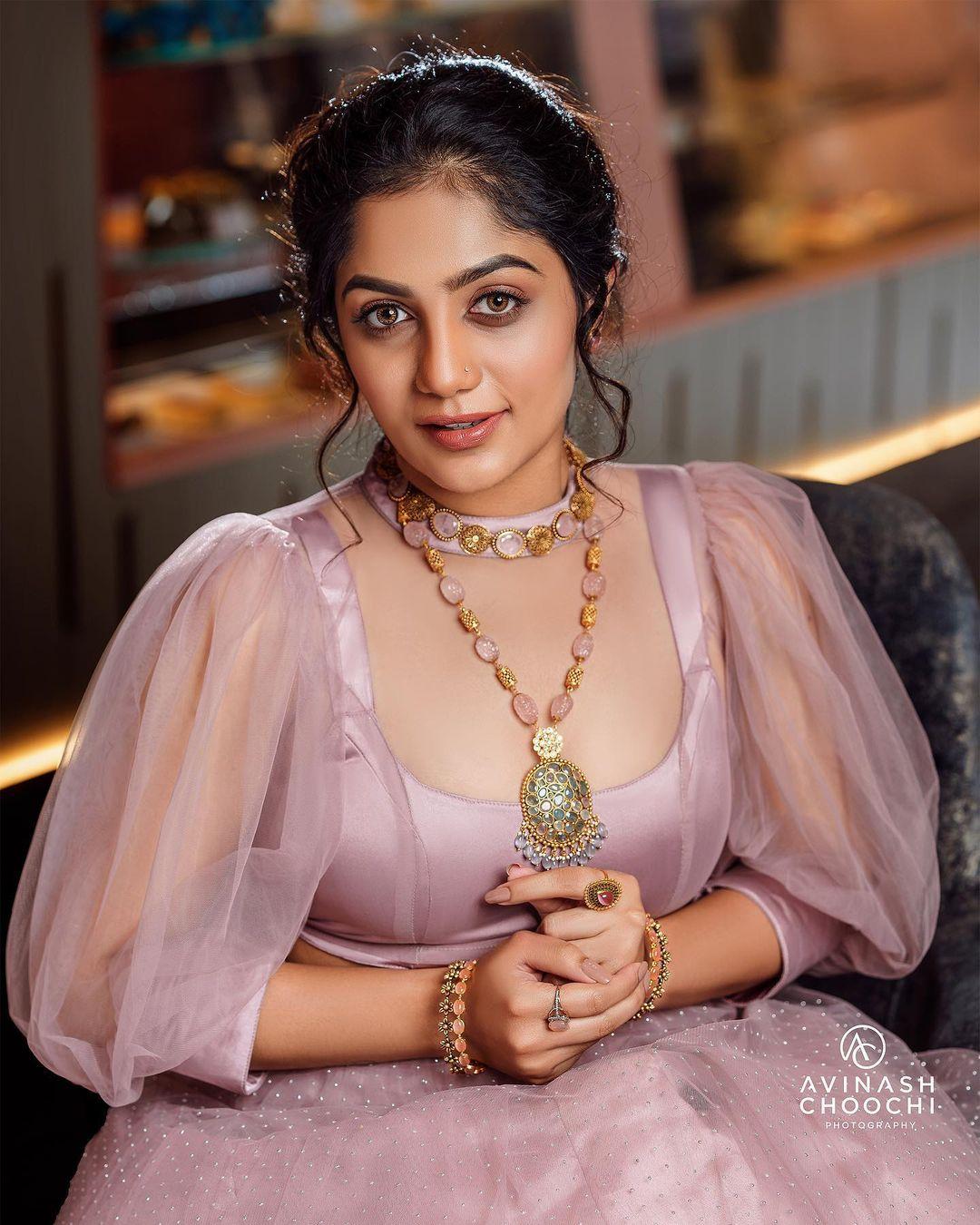 Television actress Arya babu looking very glamours and cute stills | beautiful and glamours photos