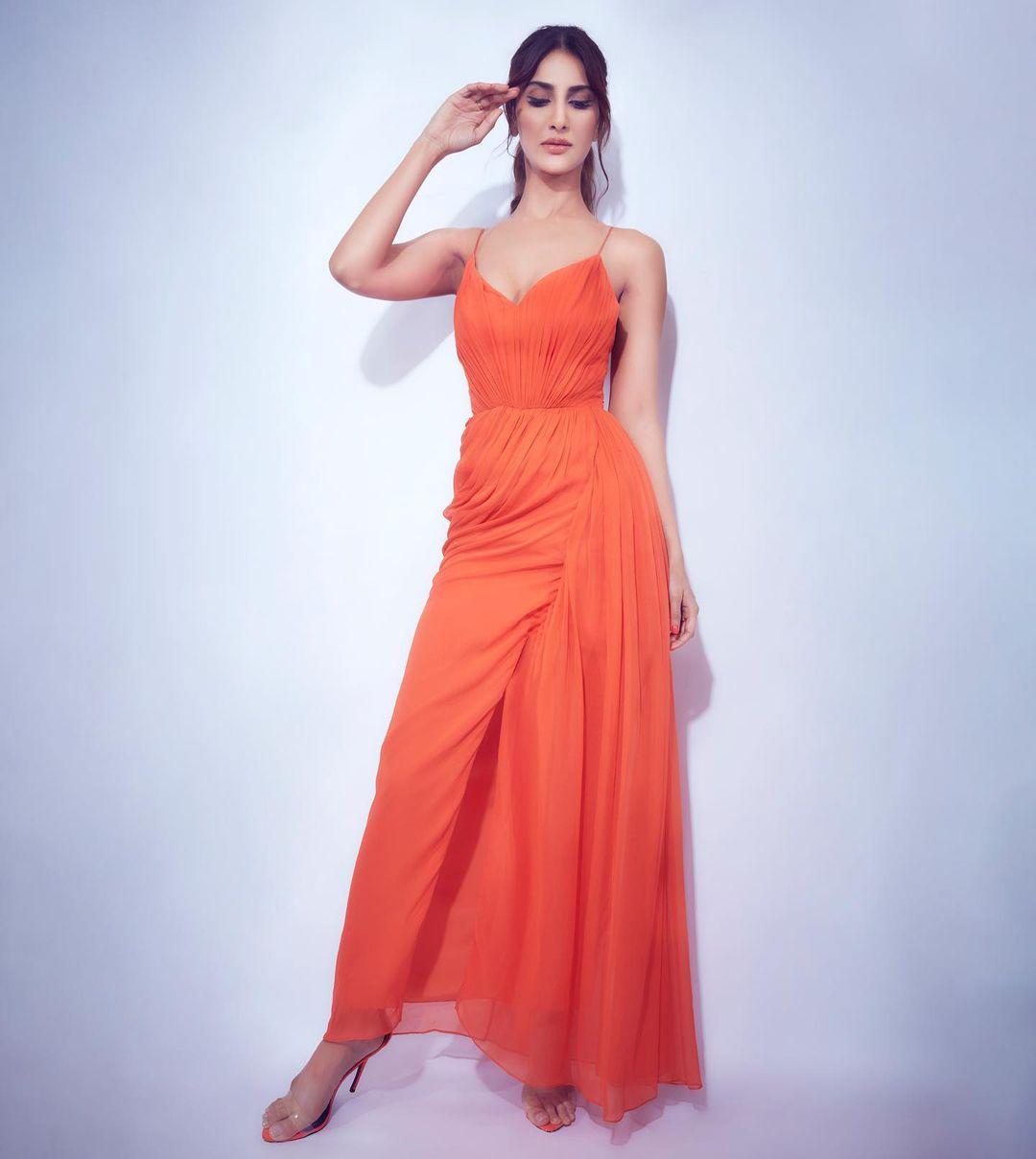 Bollywood very glamours actress Vaani Kapoor hot photos | exclusive hot photos