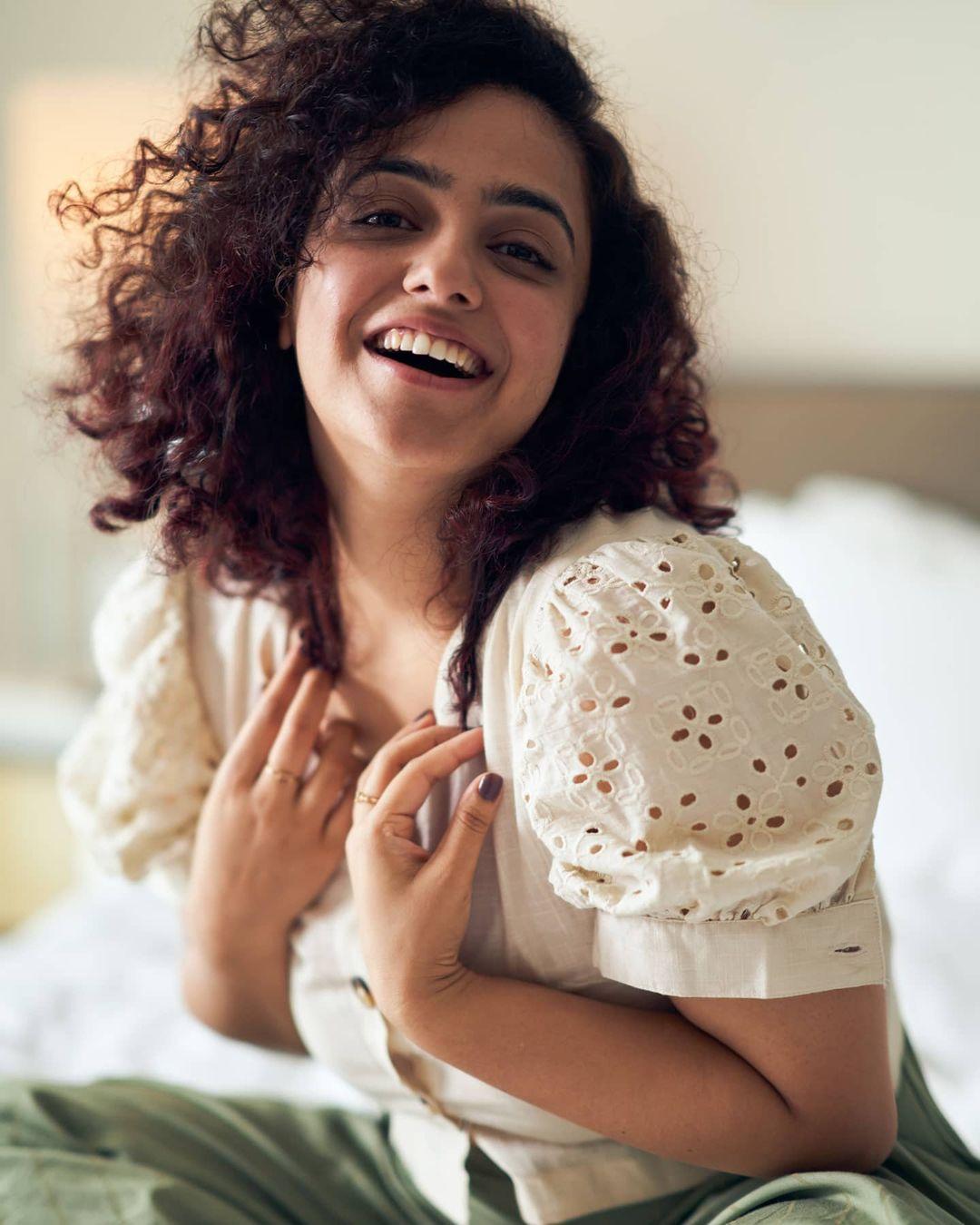 South Indian Actress Nithya Menon hot and sexy stills | looking very attractive and cute picture