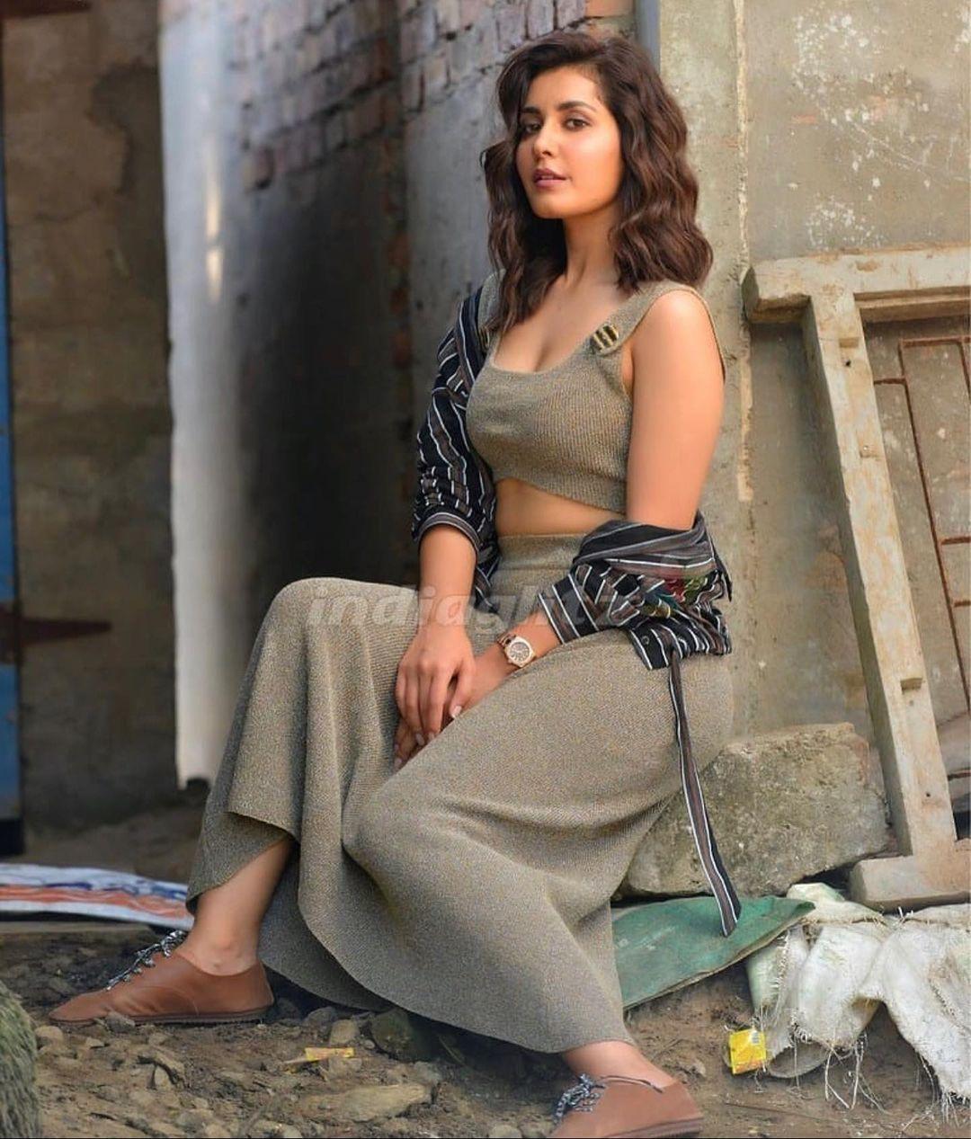 South Indian Actress Rashi Khanna exclusive hot and sexy photoshoot | exclusive hot and spicy photos gallery