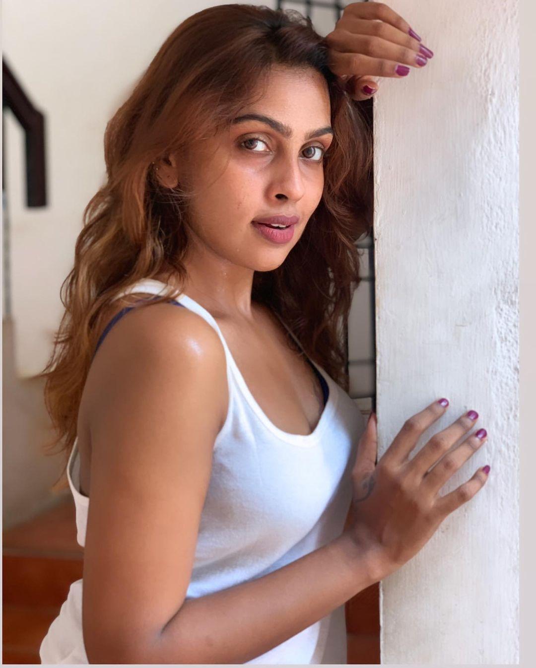 South Indian actress Sri Nikha exposing hot photos | exposing hot and sexy photoshoot
