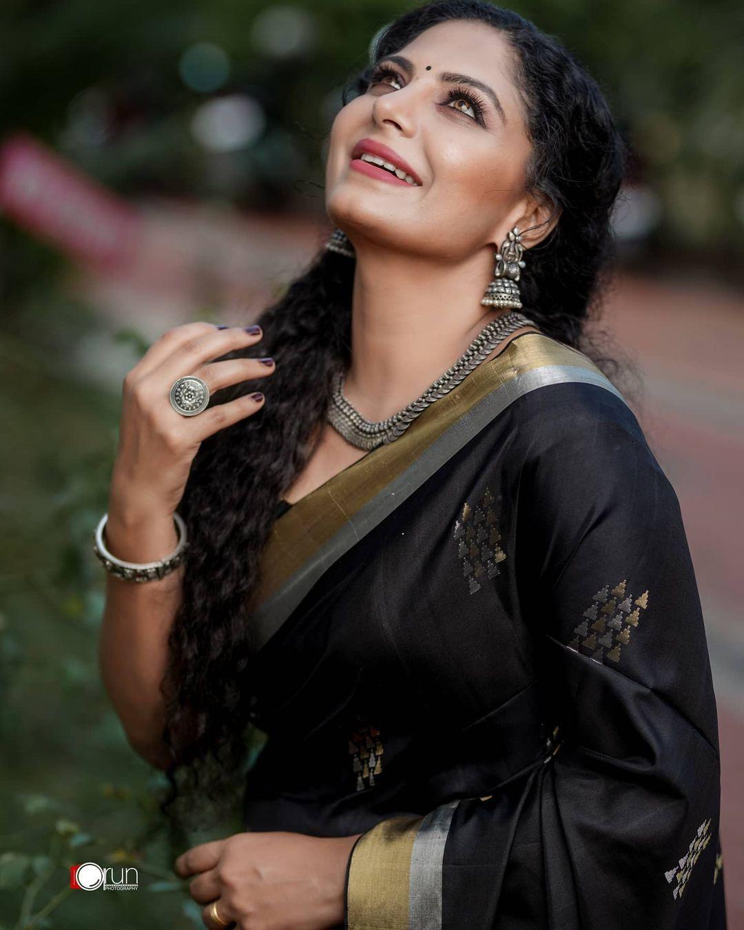 South Indian Beautiful actress Asha sarath in black saree hot photos| beautiful and sexy photoshoot