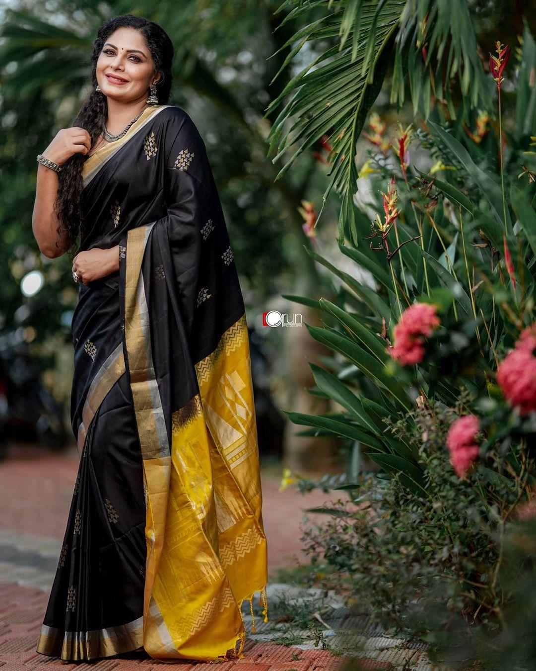 South Indian Beautiful actress Asha sarath in black saree hot photos| exclusive hot and sexy photoshoot