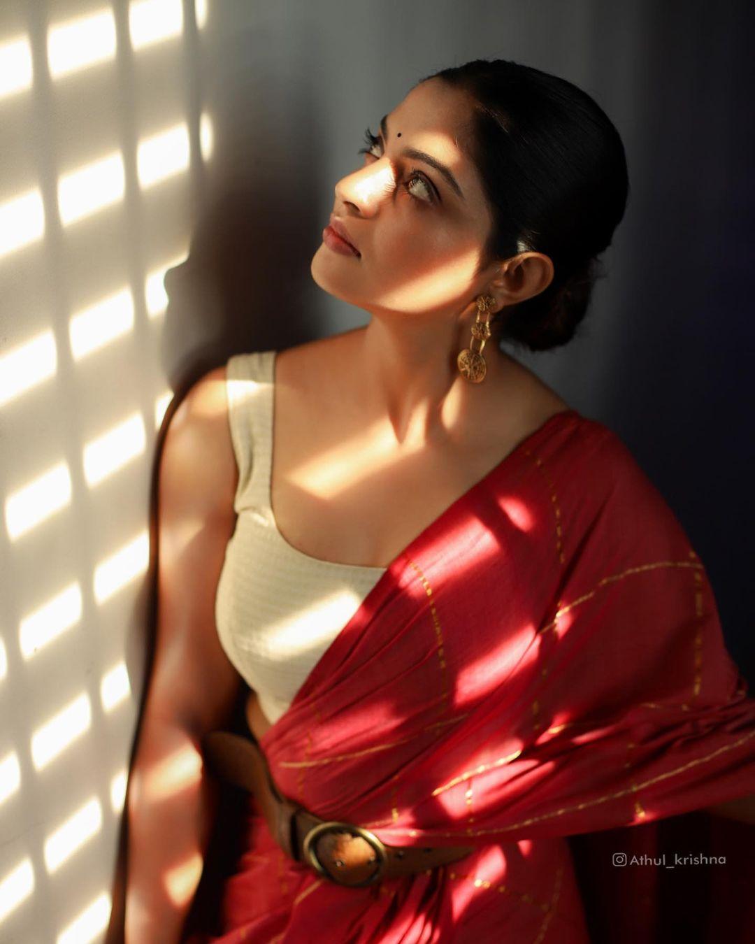 Malayalam Actress Nikhila Vimal in latest fashion sleeveless blouse and saree photos | looking very attractive hot stills