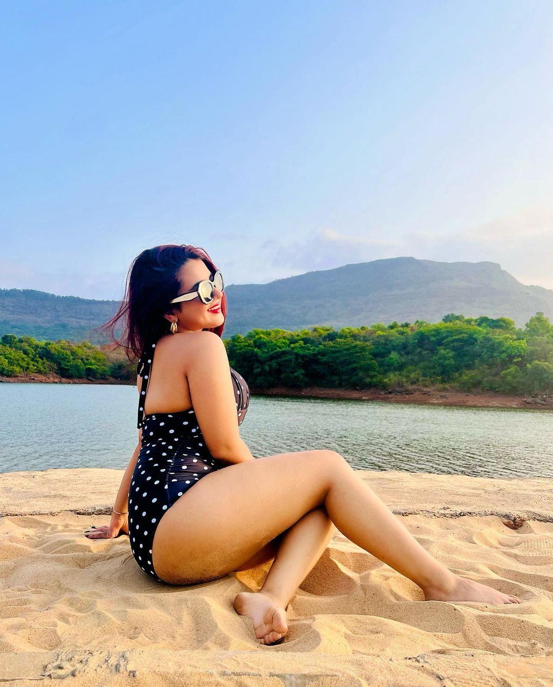 Roshni Walia in Beach Hot and Unseen Photos | hot and spicy stills