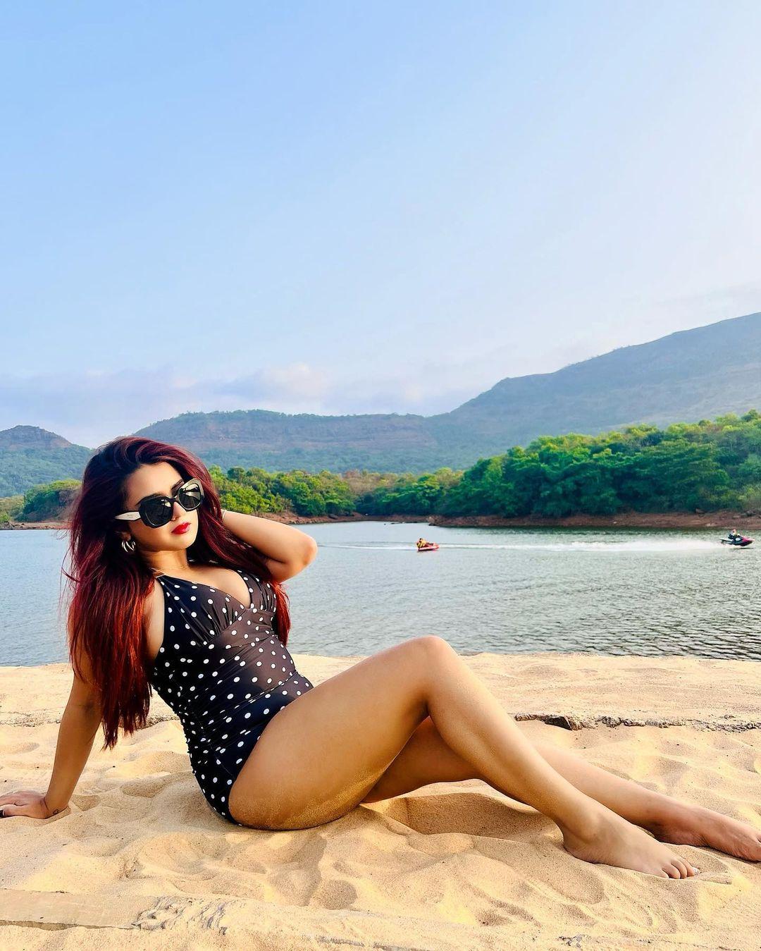 Roshni Walia in Beach Hot and Unseen Photos | very attractive hot stills