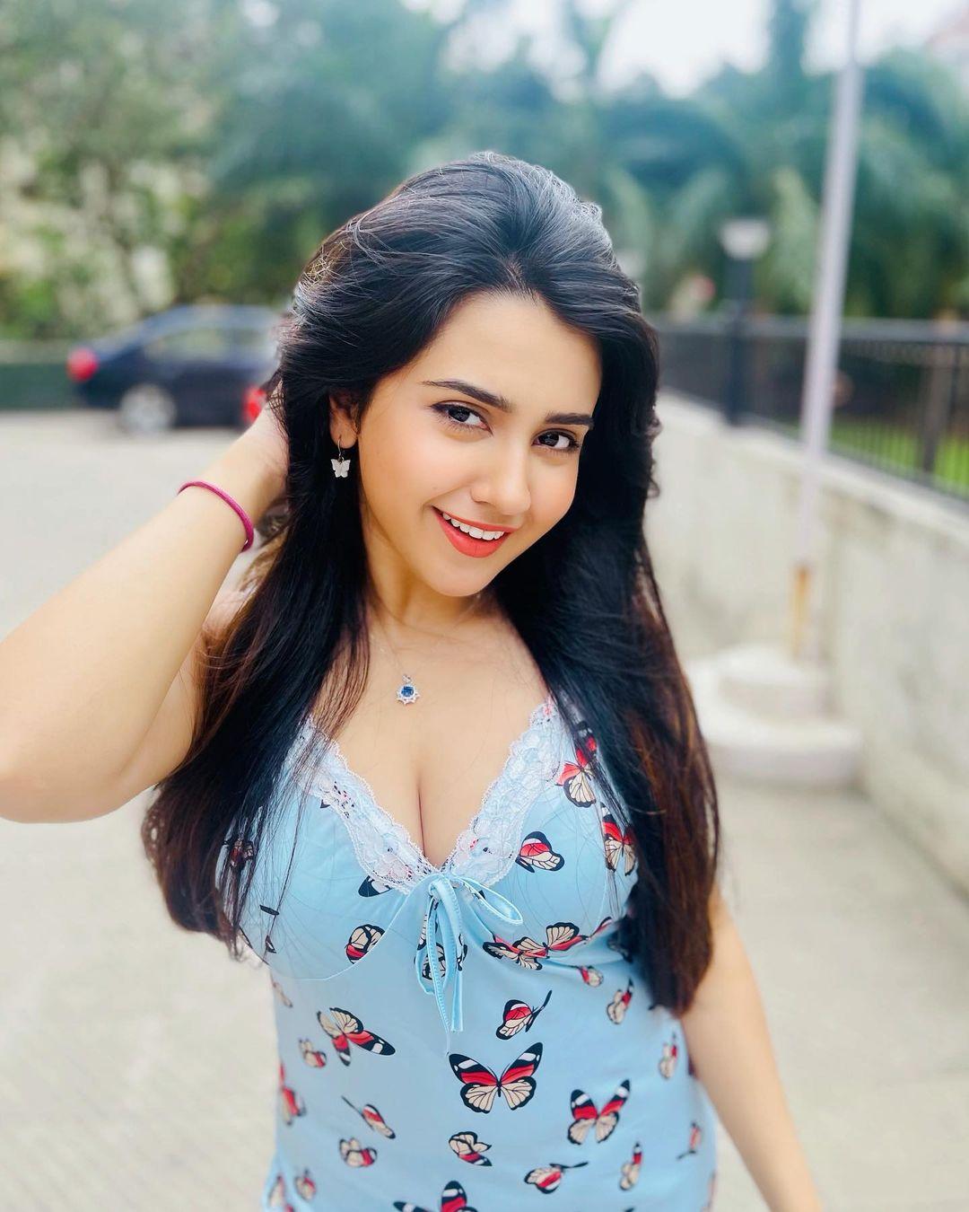 Roshni Walia pop out cleavage hot photos gallery | looking very attractive and cute stills