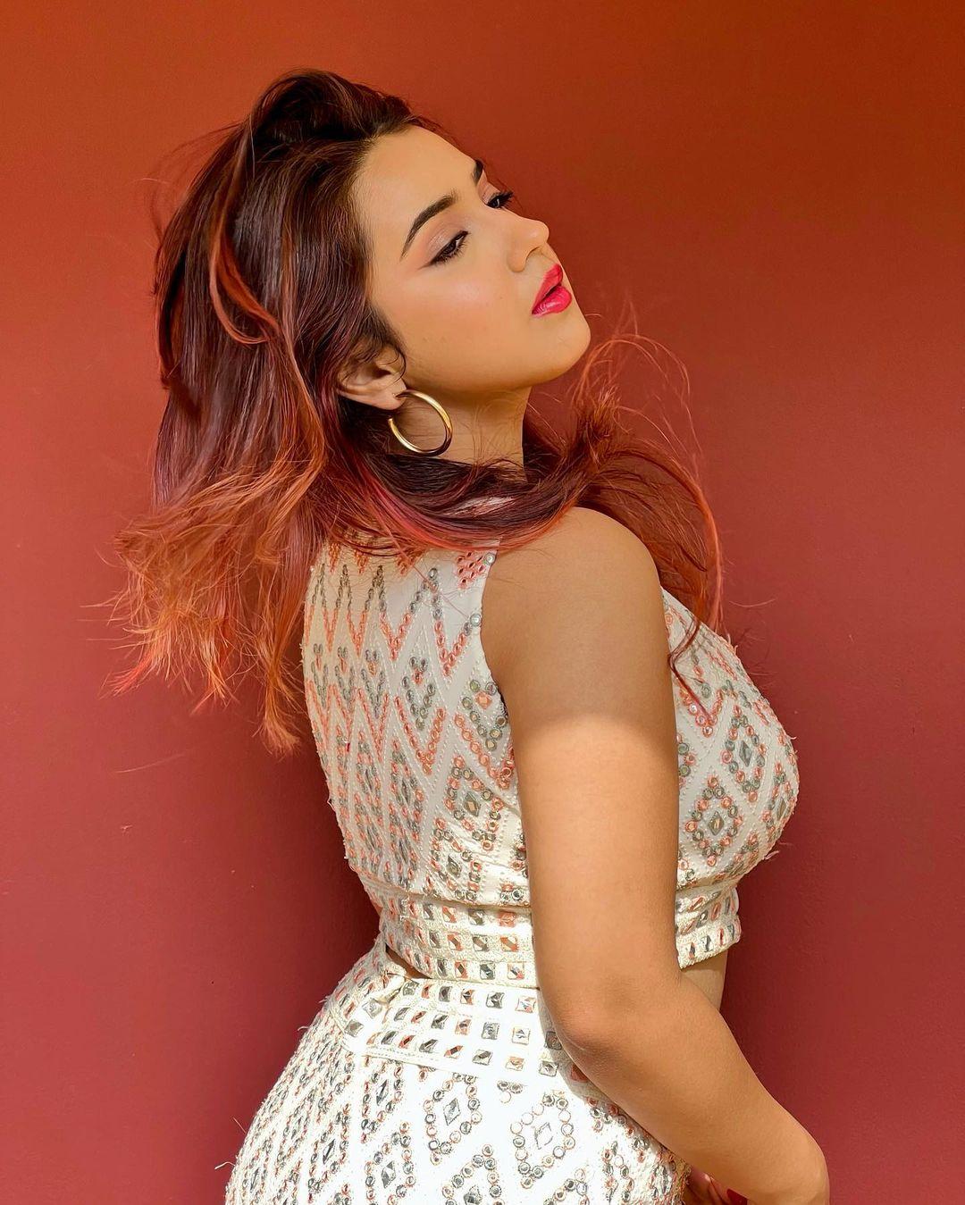 Television actress Roshni Walia looking very glamours photos | glamours and cute stills