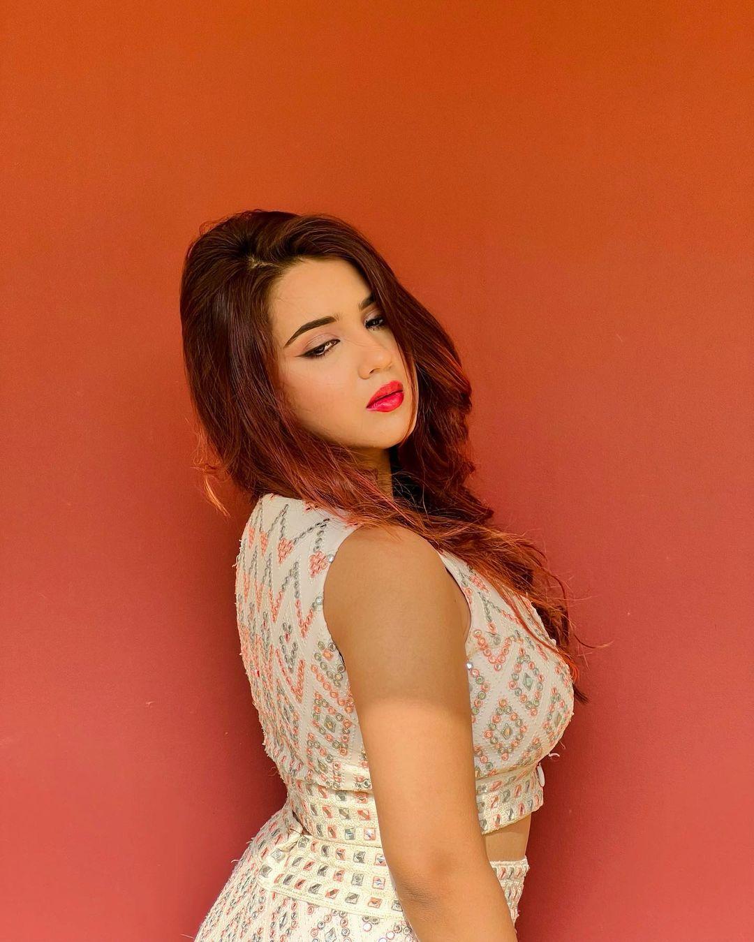 Television actress Roshni Walia looking very glamours photos | beautiful and glamours photos