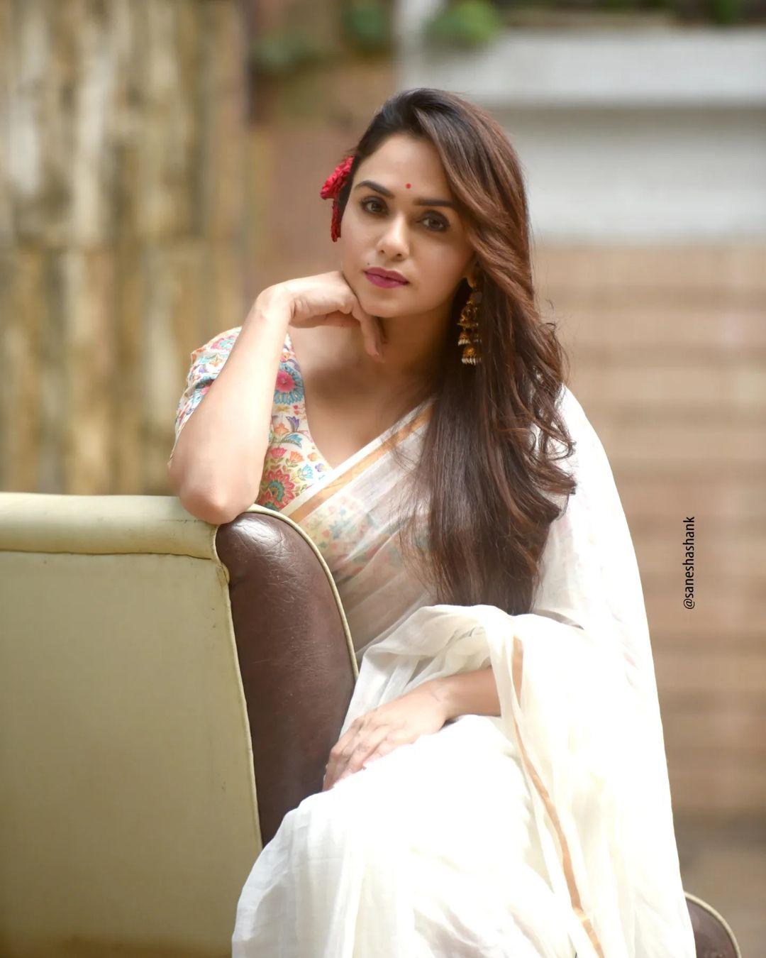 Beautiful and sexy actress Amruta Khanvilkar in saree exclusive photos | exclusive hot photos