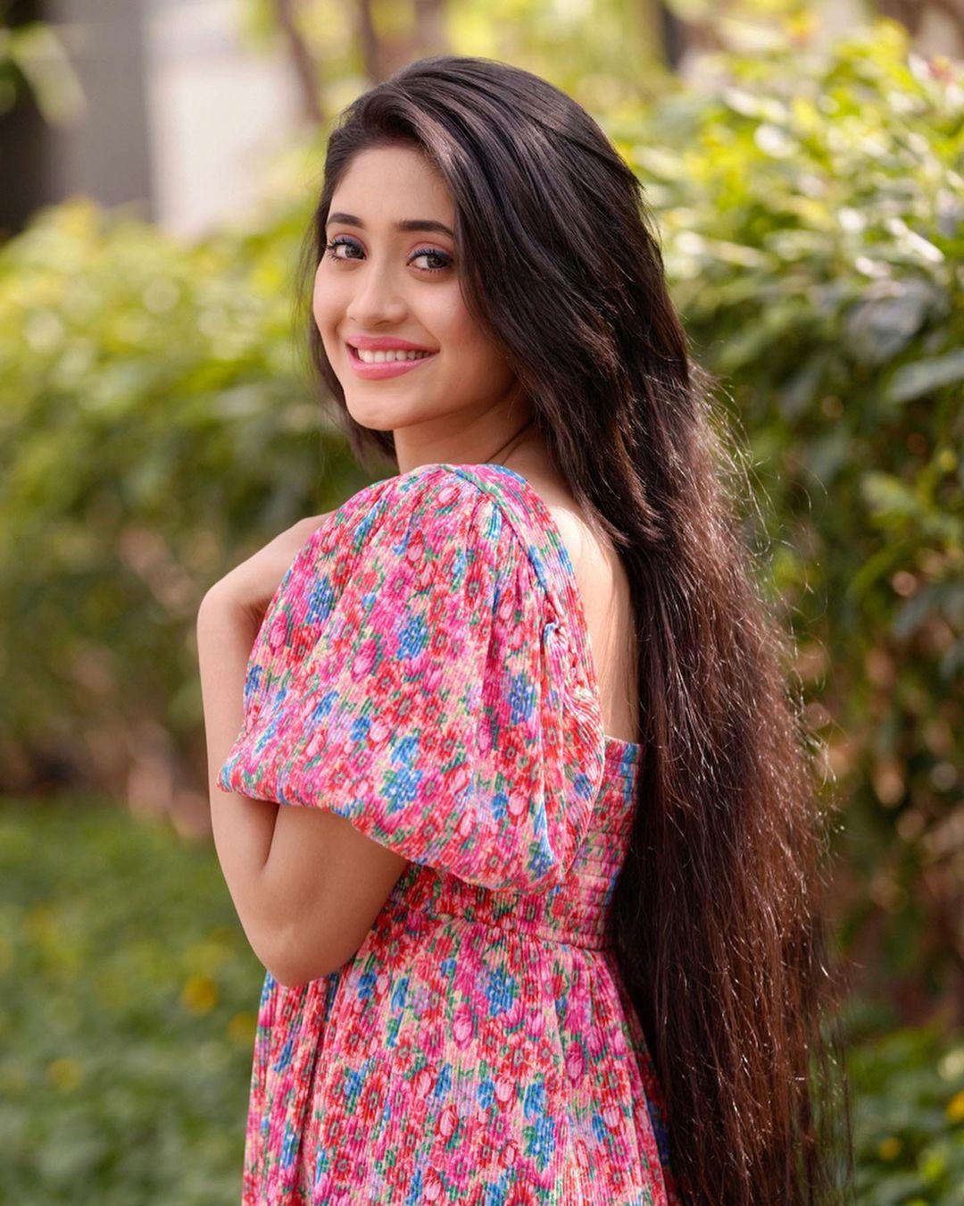 Bollywood actress Shivangi Joshi beautiful and glamours photos | looking very glamours photos