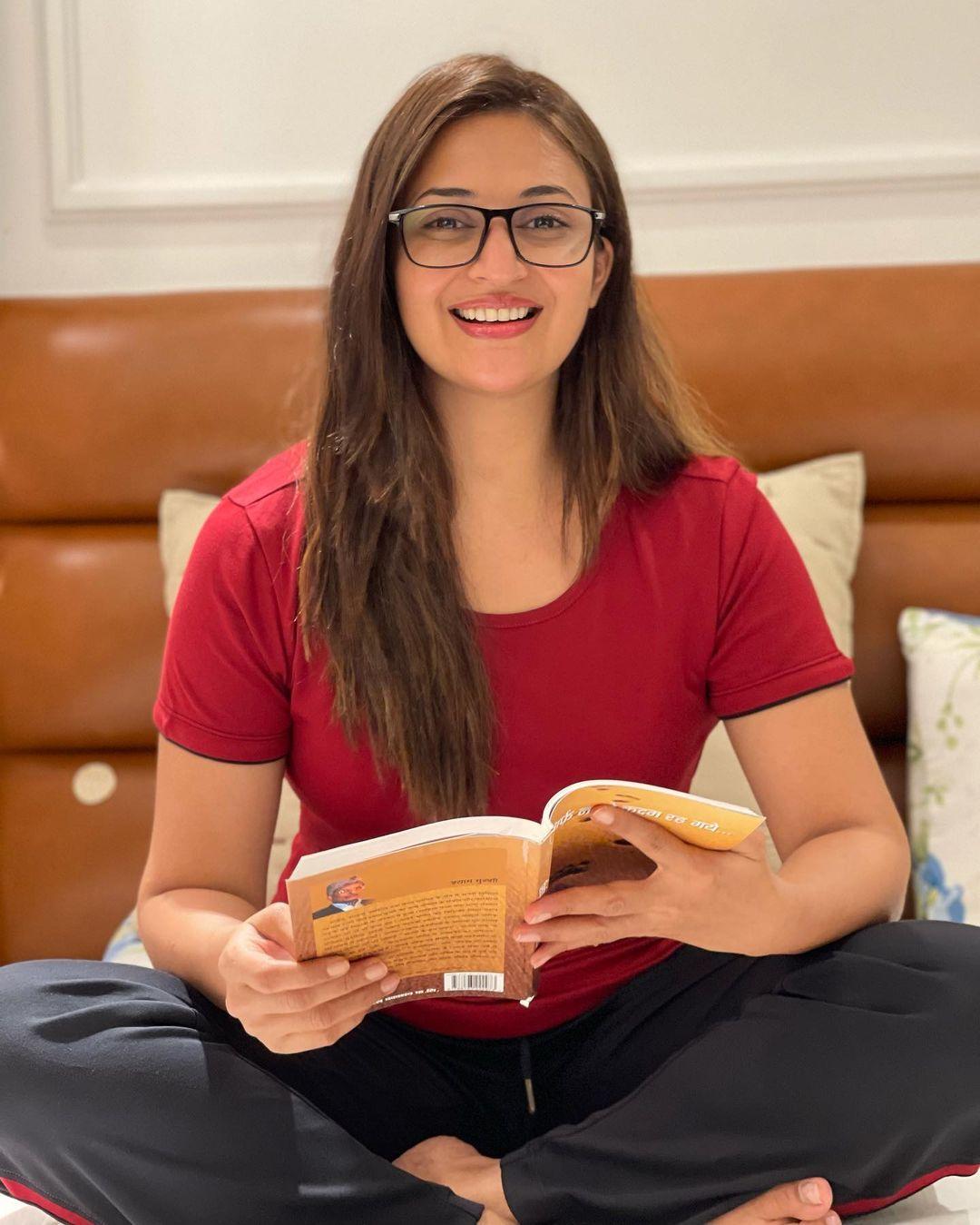Bollywood actresses Divyanka Tripathi looking very beautiful in Red t shirt photos | looking very glamours photos