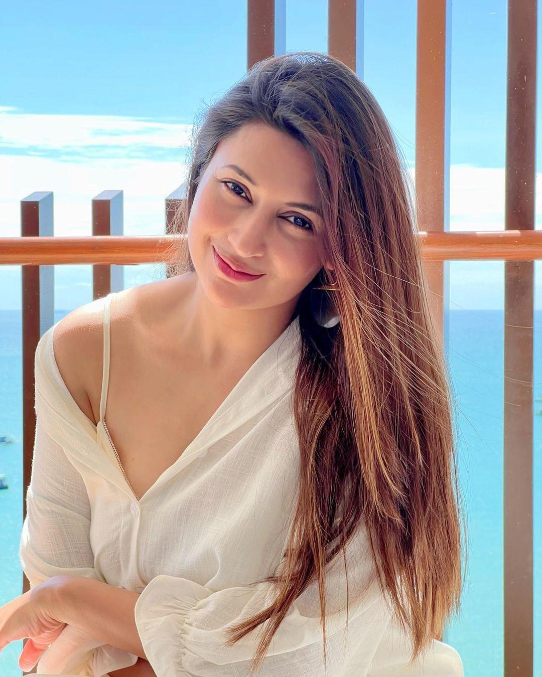 Bollywood actresses Divyanka Tripathi very glamours and cute stills | exclusive hot and spicy stills
