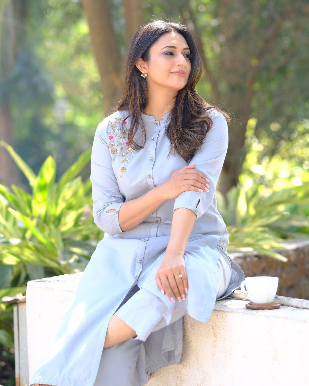 Bollywood actresses Divyanka Tripathi very glamours and cute stills | hot and sexy photoshoot