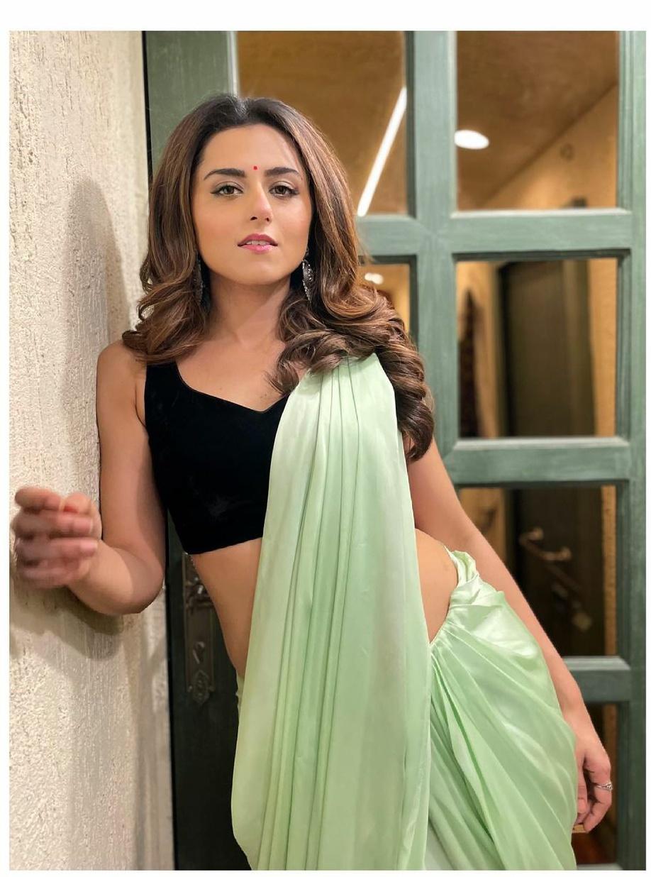 Ridhi Dogra in green sleeveless blouse and saree photos | hot and sexy photoshoot