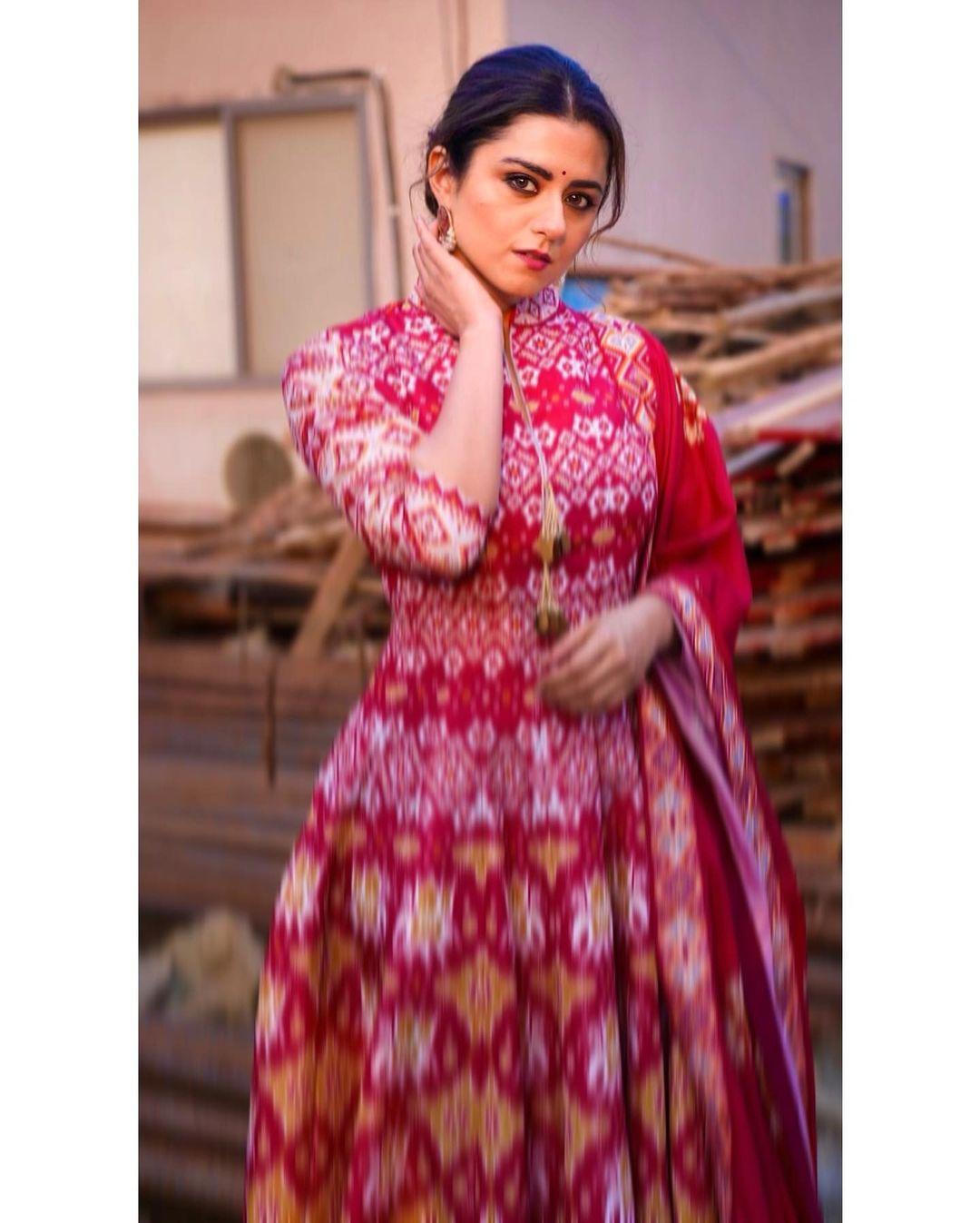 Actress Ridhi Dogra is looking very glorious photos | looking very glamours photos