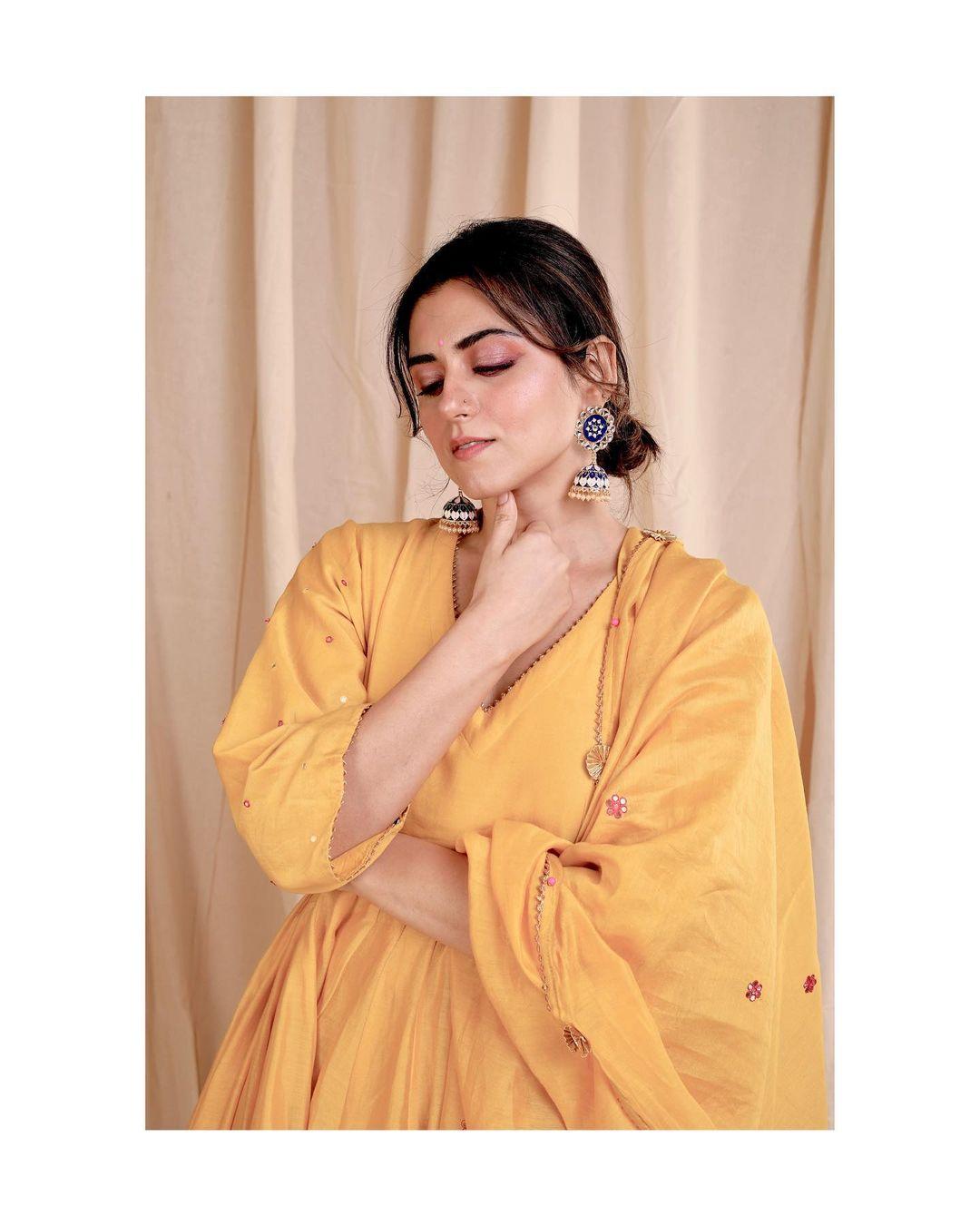 Actress Ridhi Dogra is looking very glorious photos | hot photos