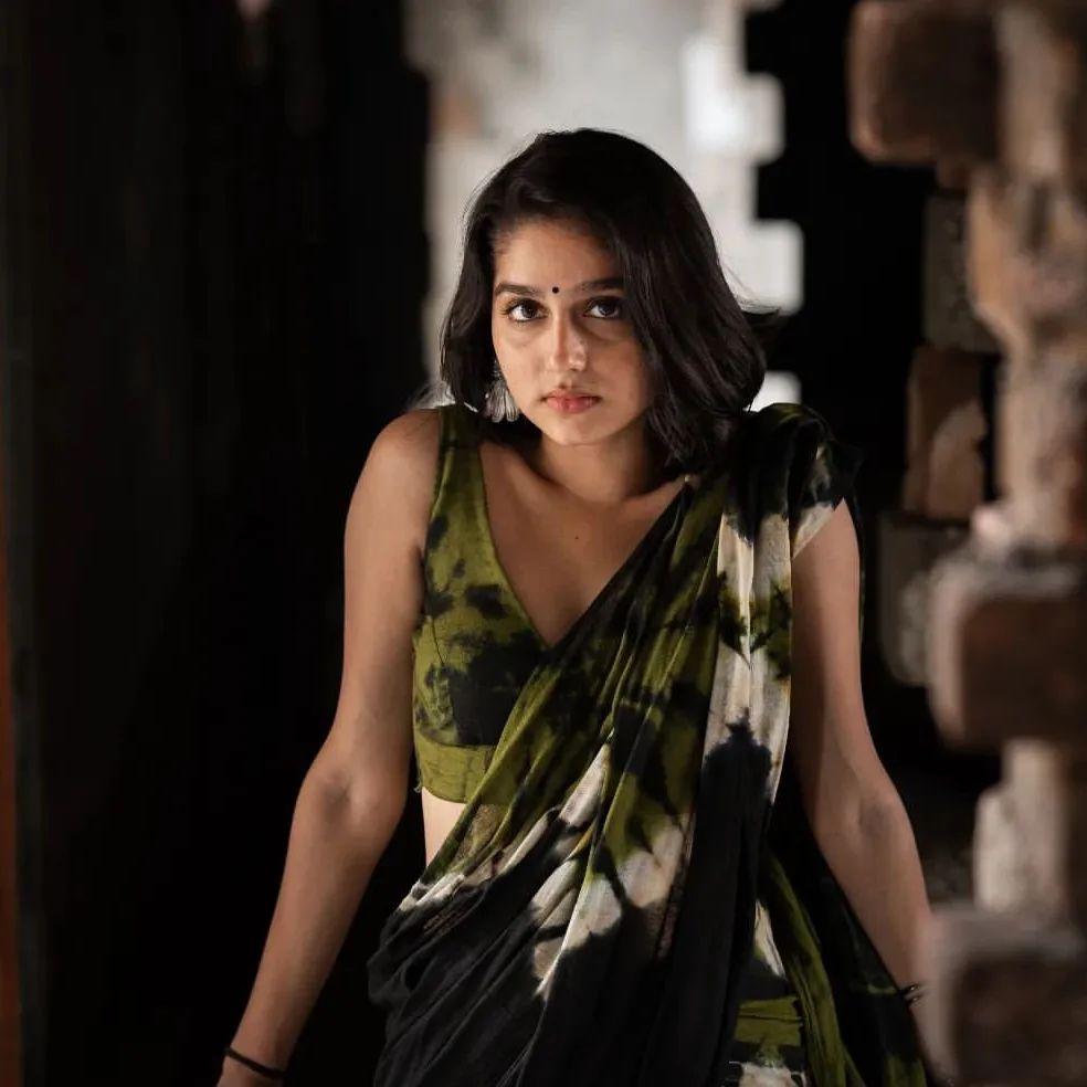 Anaswara Rajan in saree exposing hot photos gallery | Very hot and spicy stills