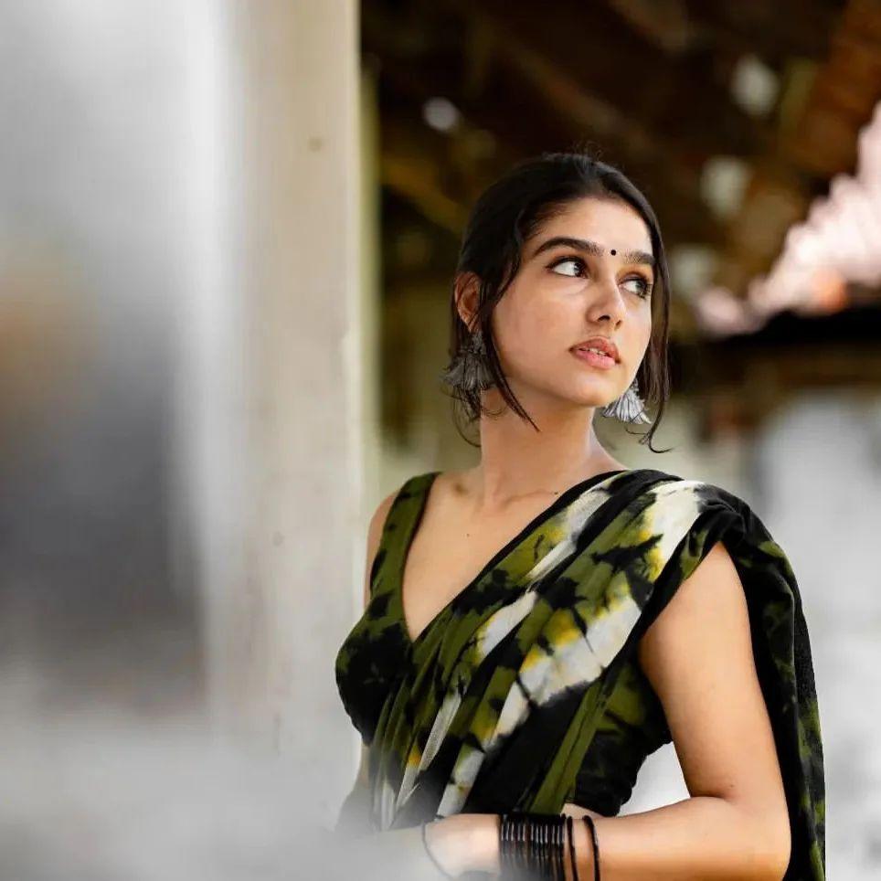Anaswara Rajan in saree exposing hot photos gallery | beautiful and glamours photos