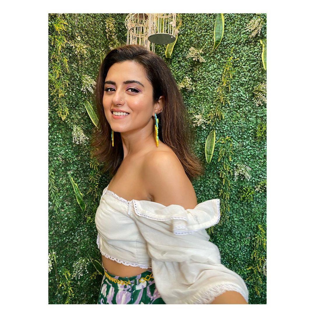Bollywood actress Ridhi Dogra very glamours and cute stills | beautiful and glamours photos