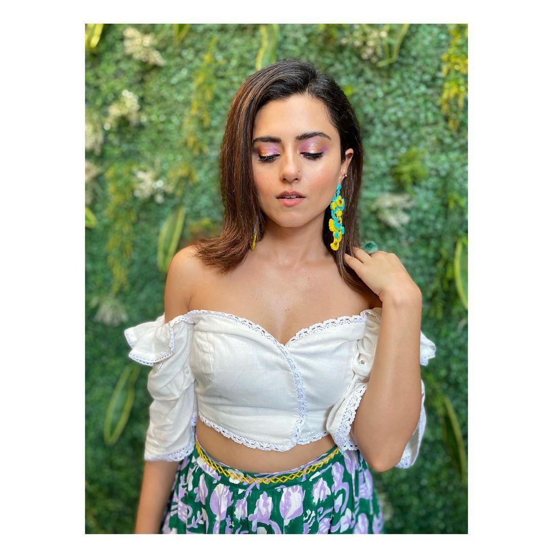 Bollywood actress Ridhi Dogra very glamours and cute stills | hot photos