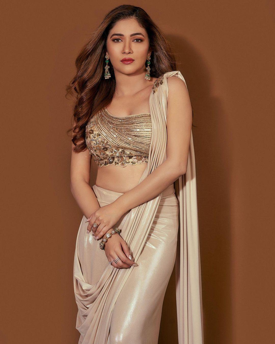 Bollywood actress Ridhima Pandit saree hot exposing photos | glamorous and sexy photoshoot