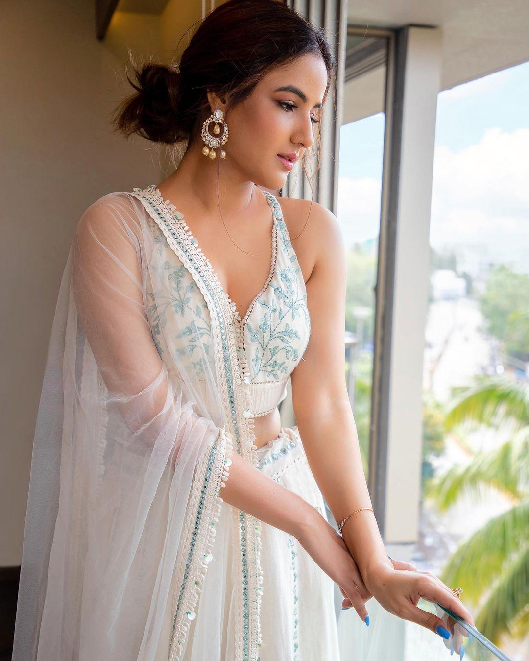 Bollywood sexy actress Jasmin Bhasin latest hot and sexy fashion photos in half saree | hot photos
