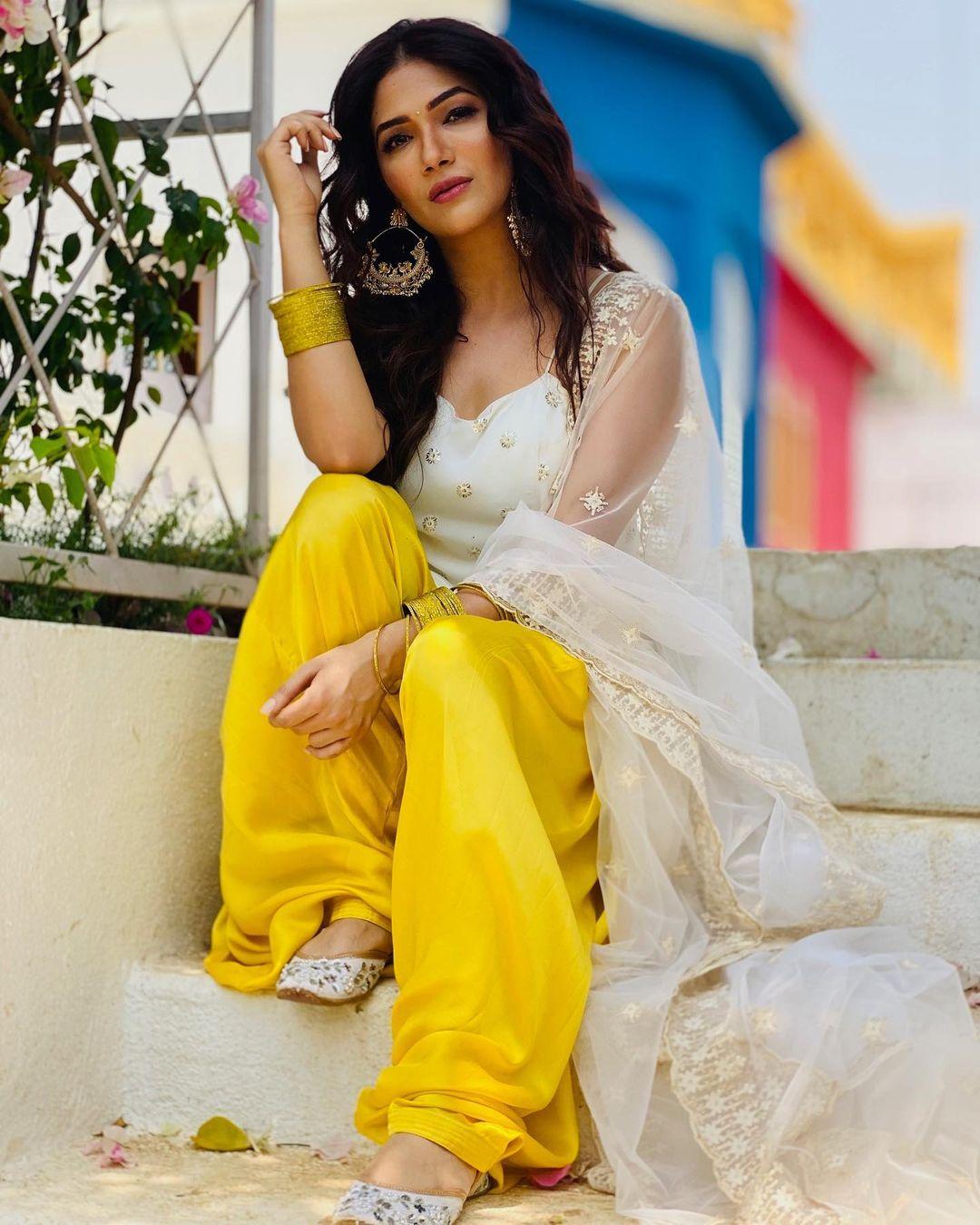 Ridhima Pandit beautiful and glamours photos| looking very glamours photos