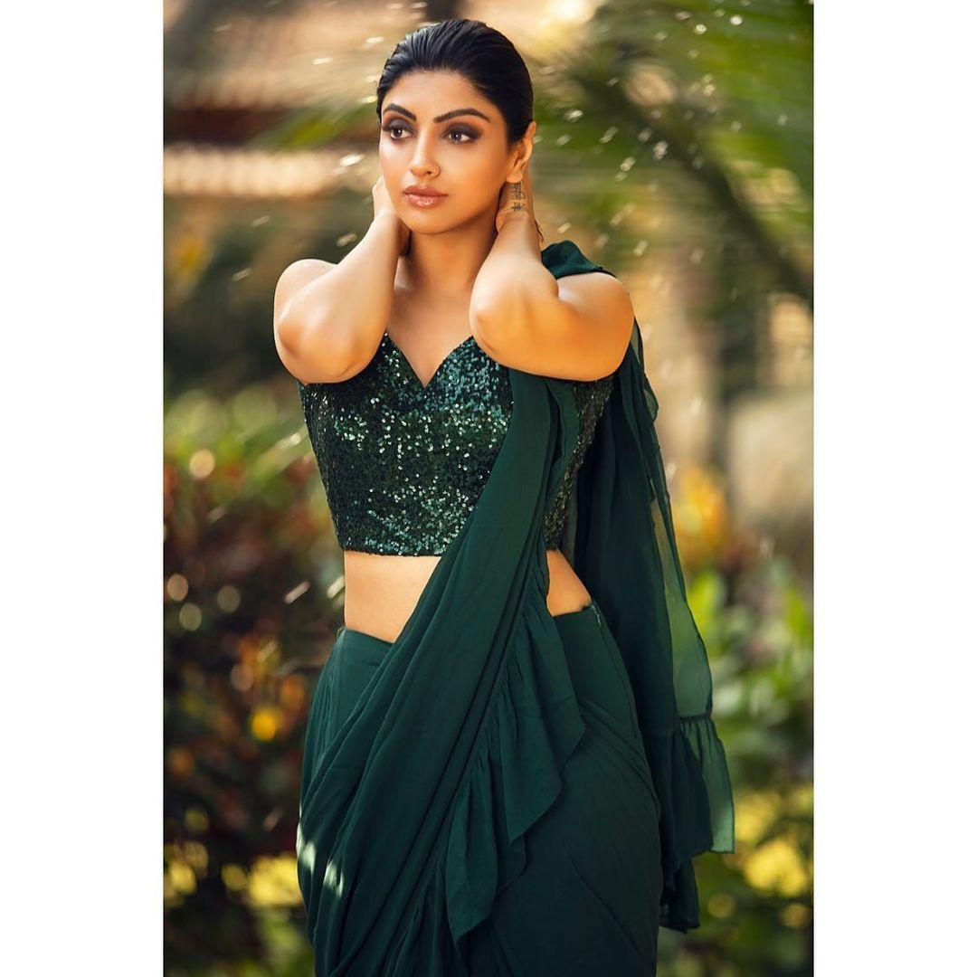 Akanksha Puri in saree hot and sexy photoshoot | hot and sexy photoshoot
