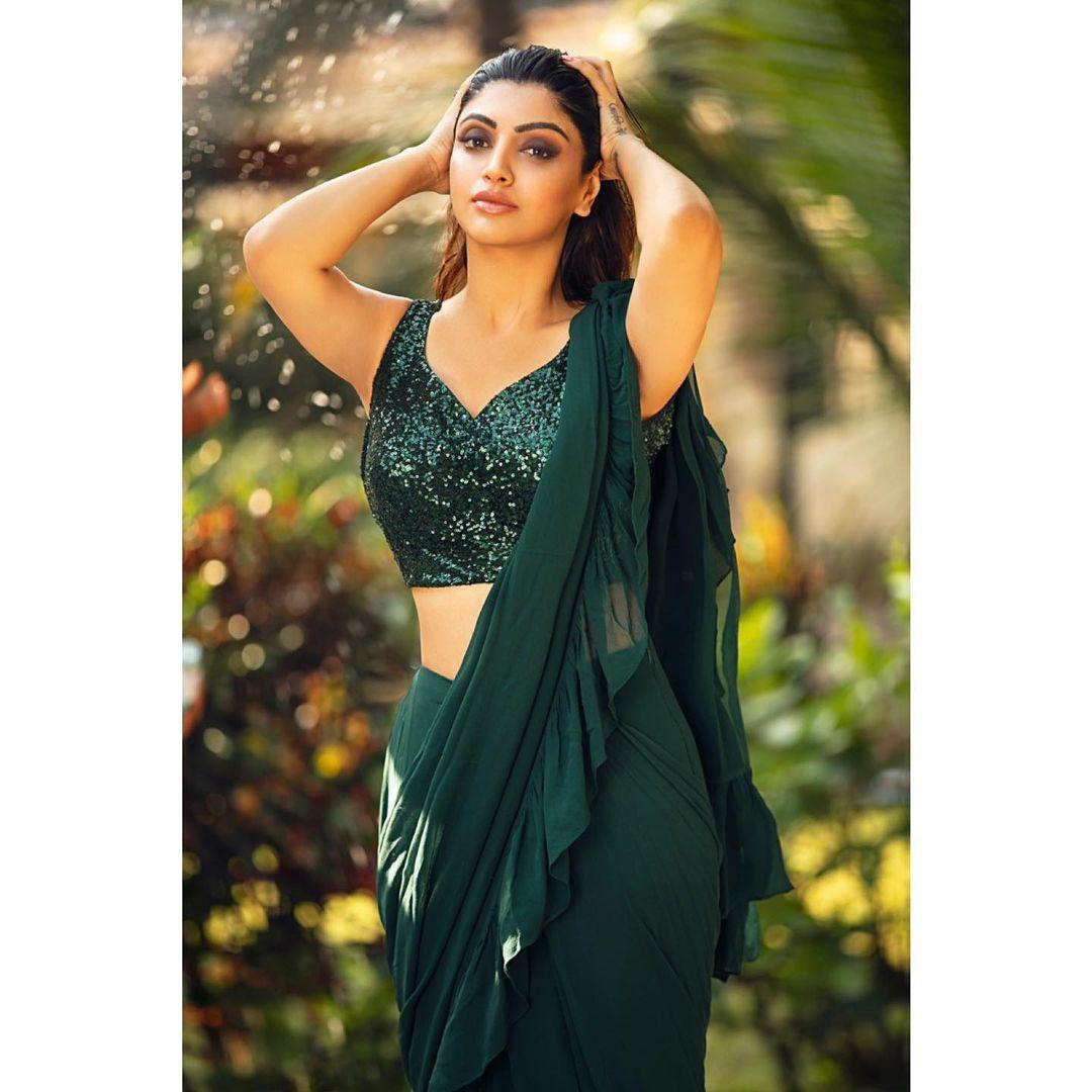 Akanksha Puri in saree hot and sexy photoshoot | looking very attractive hot stills