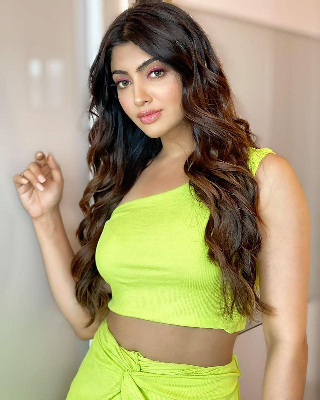 Akansha Puri looks super sizzling in these pictures | sexy actress hot photos