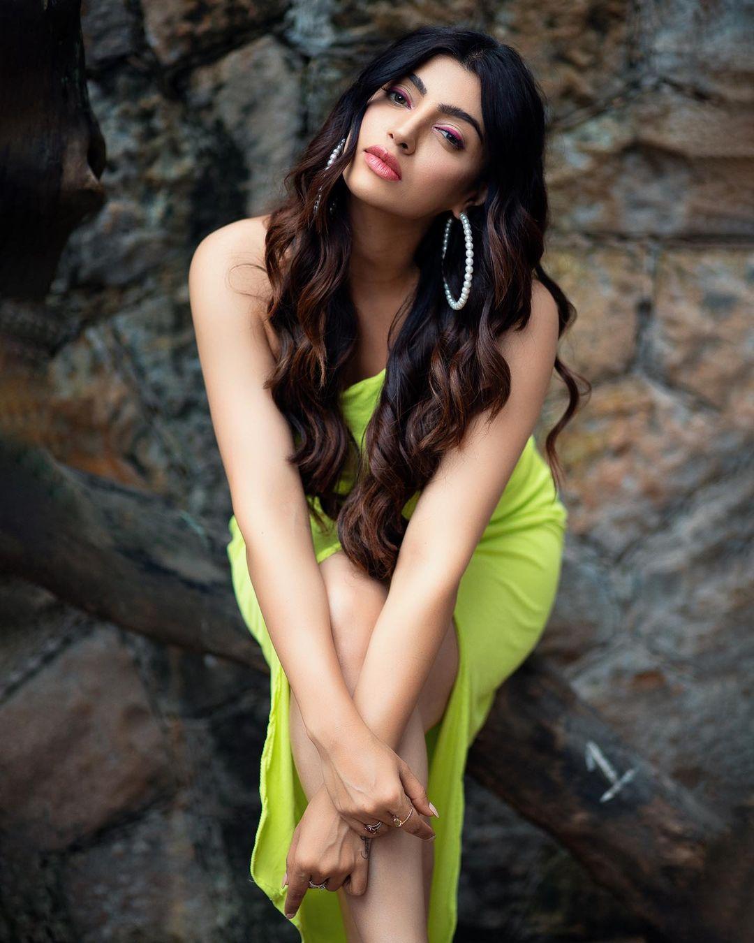 Akansha Puri looks super sizzling in these pictures | very glamours and cute stills