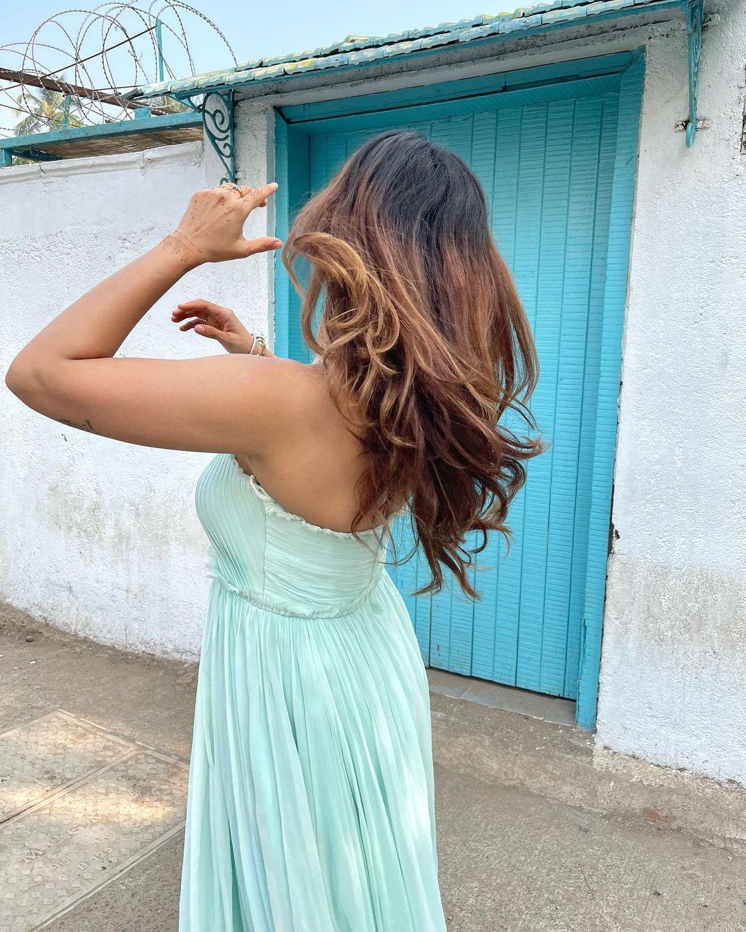 Akasa Singh looks stunning experimenting with vibrant colours | cute and sexy stills